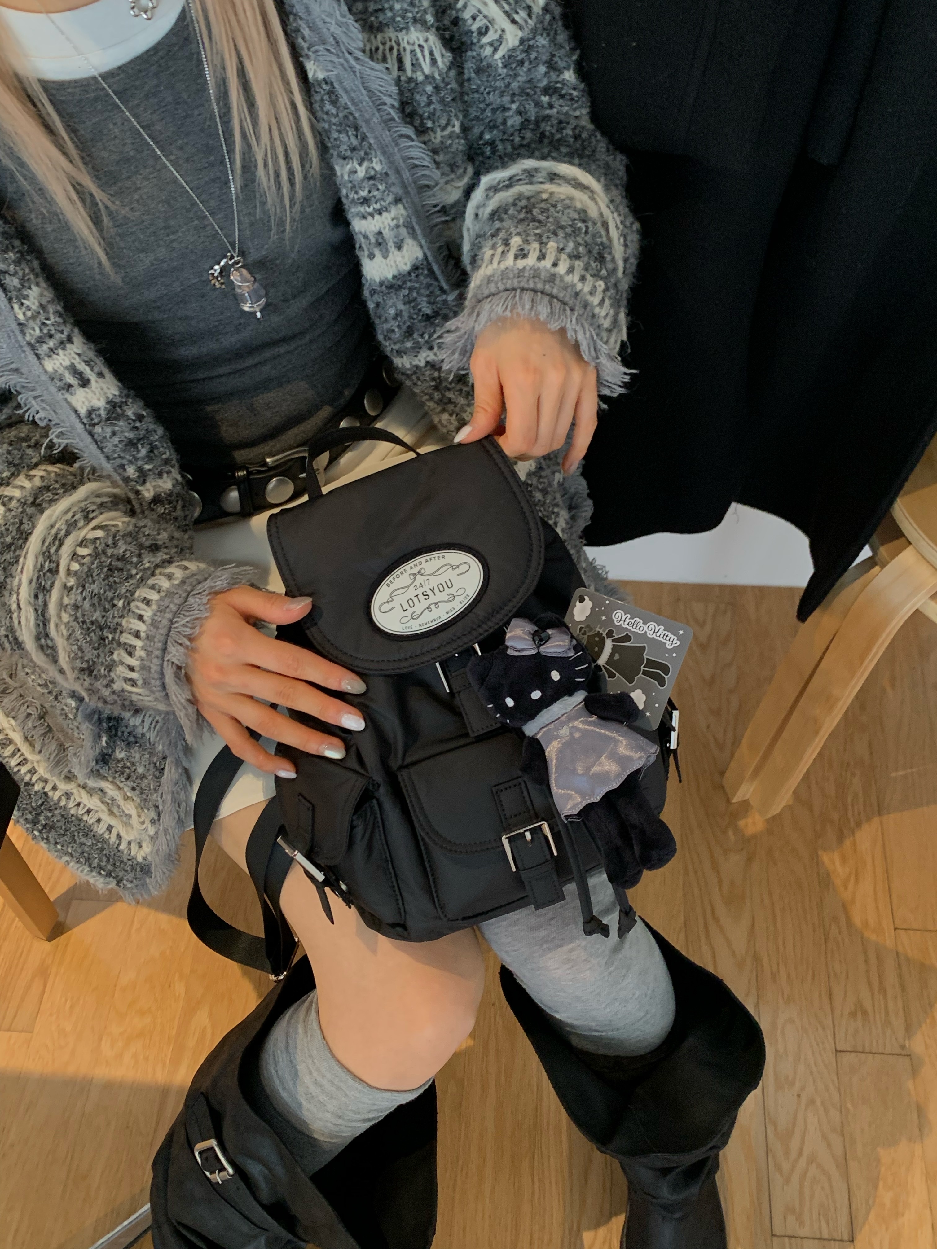 LOTS YOU Nostalgia Chubby Backpack Black, Sanrio Hello Kitty Black Angel Collection Style Up Mascot Angel Black 착용 스타일 - 4