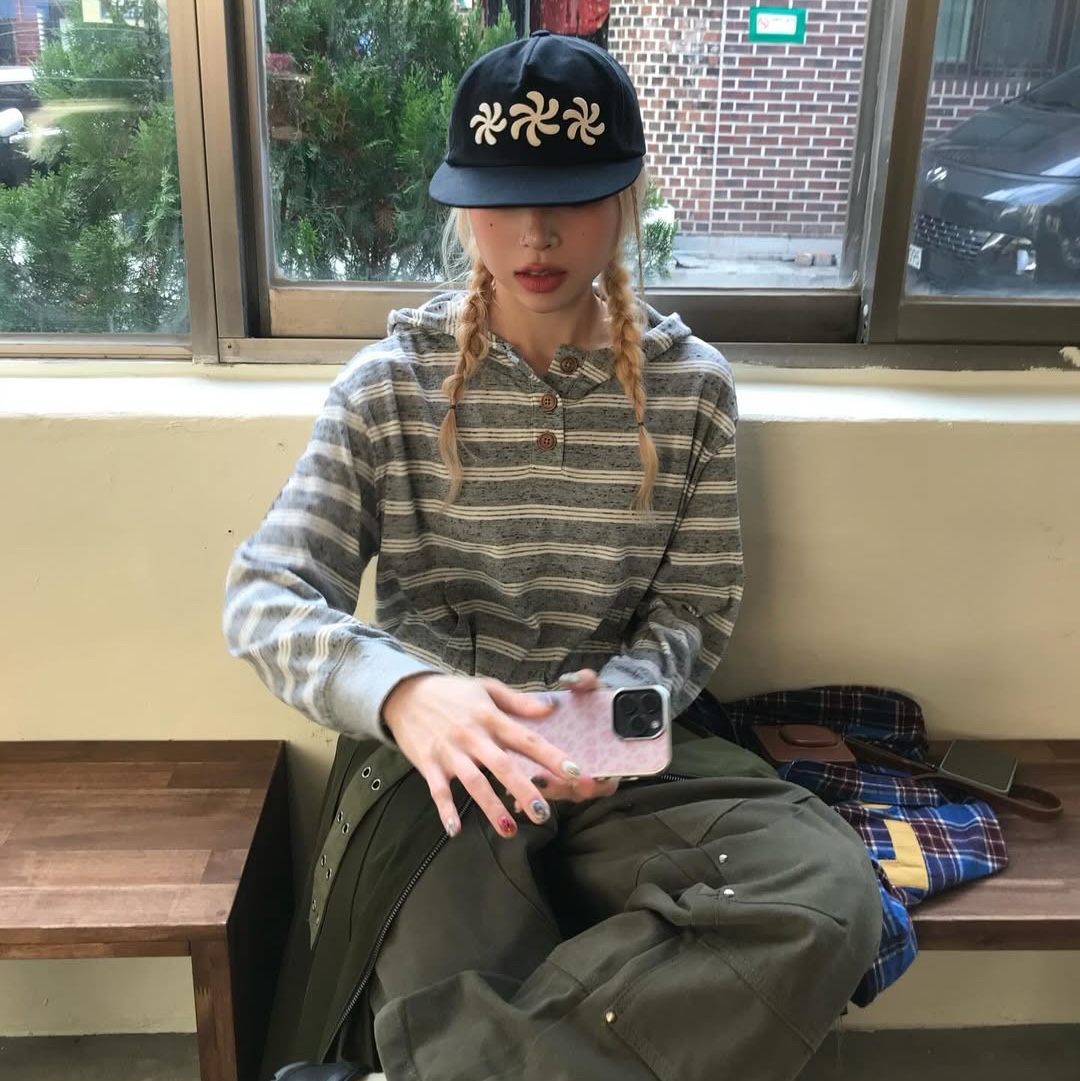 MAINBOOTH Cookie Stripe Hood T-shirt GRAY 착용 스타일 - 2