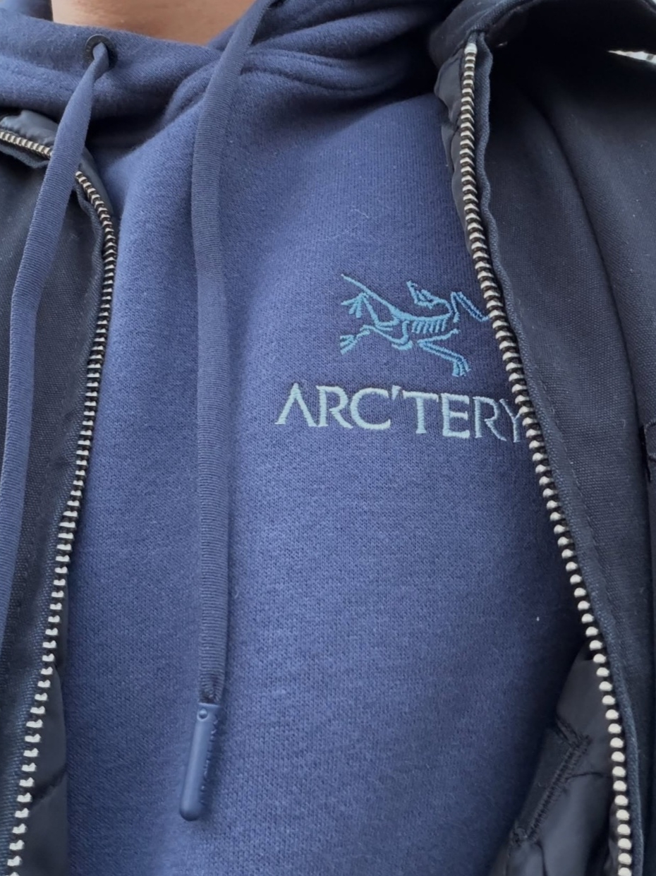 Arc'teryx Emblem Fleece Full-Zip Hoody Dk Stratus, Arc'teryx Emblem Fleece Full Zip Hoody Black Sapphire 착용 스타일