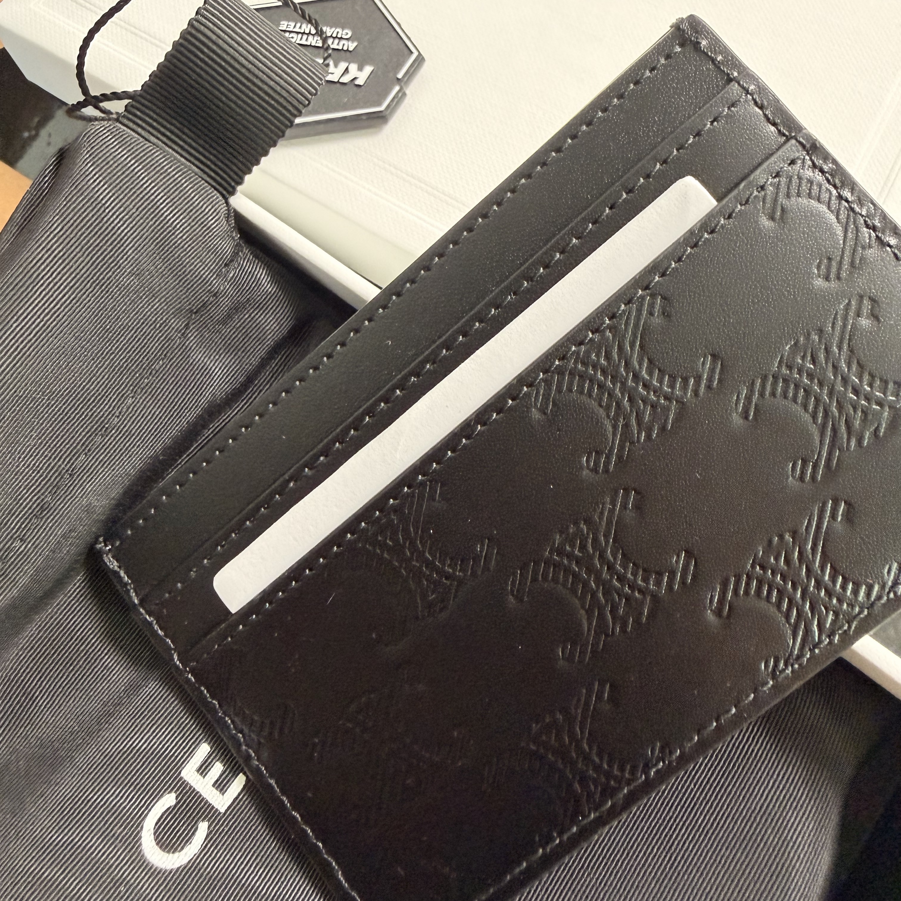 Celine Medium Card Holder in Calfskin with Triomphe Embossed Black 착용 스타일