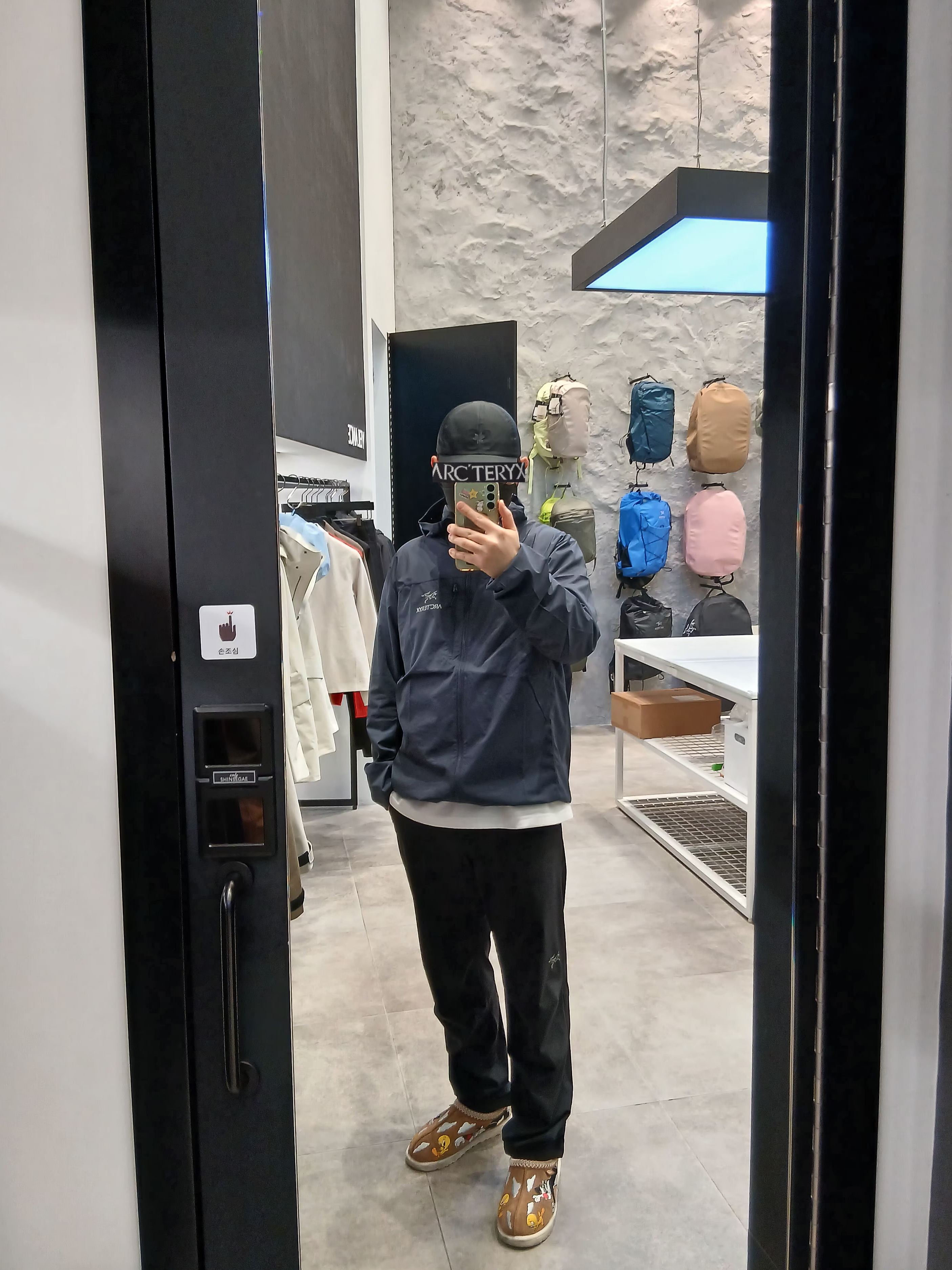 Goldwin Gore-Tex 3L Cap Black, UGG x Palace x Looney Tunes Tasman Slipper Chestnut 착용 스타일 - 2