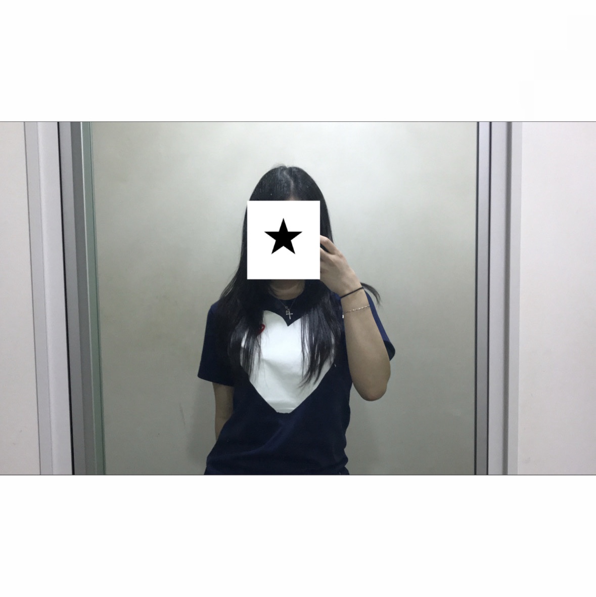 Play Comme des Garcons Red Heart Printed White Heart T-Shirt Navy 착용 스타일