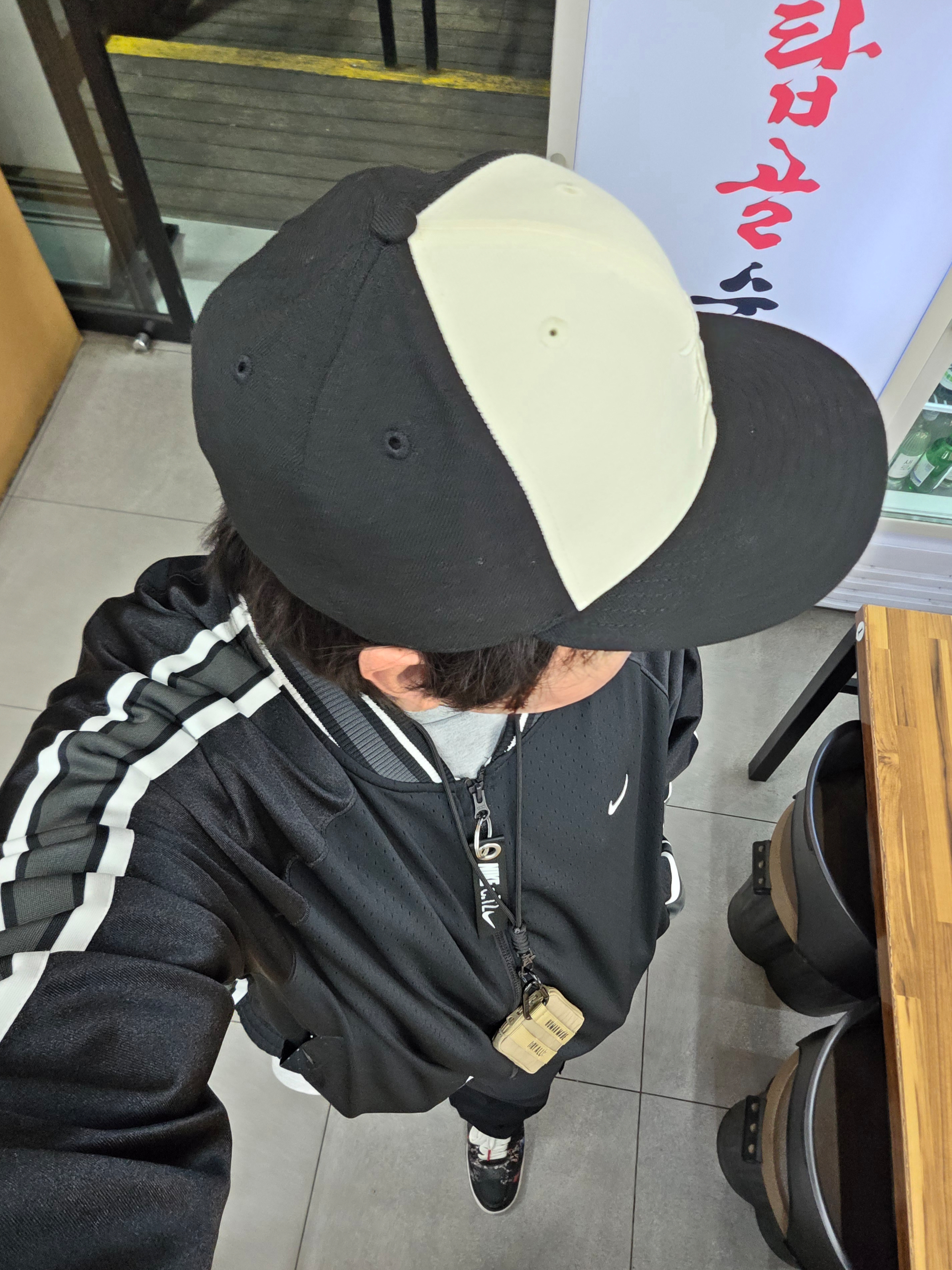 Essentials x New Era 59FIFTY Fitted Cap Cream Black, Nike x Peaceminusone Air Force 1 Low Para-Noise 3.0 Black and Multicolor 착용 스타일 - 1