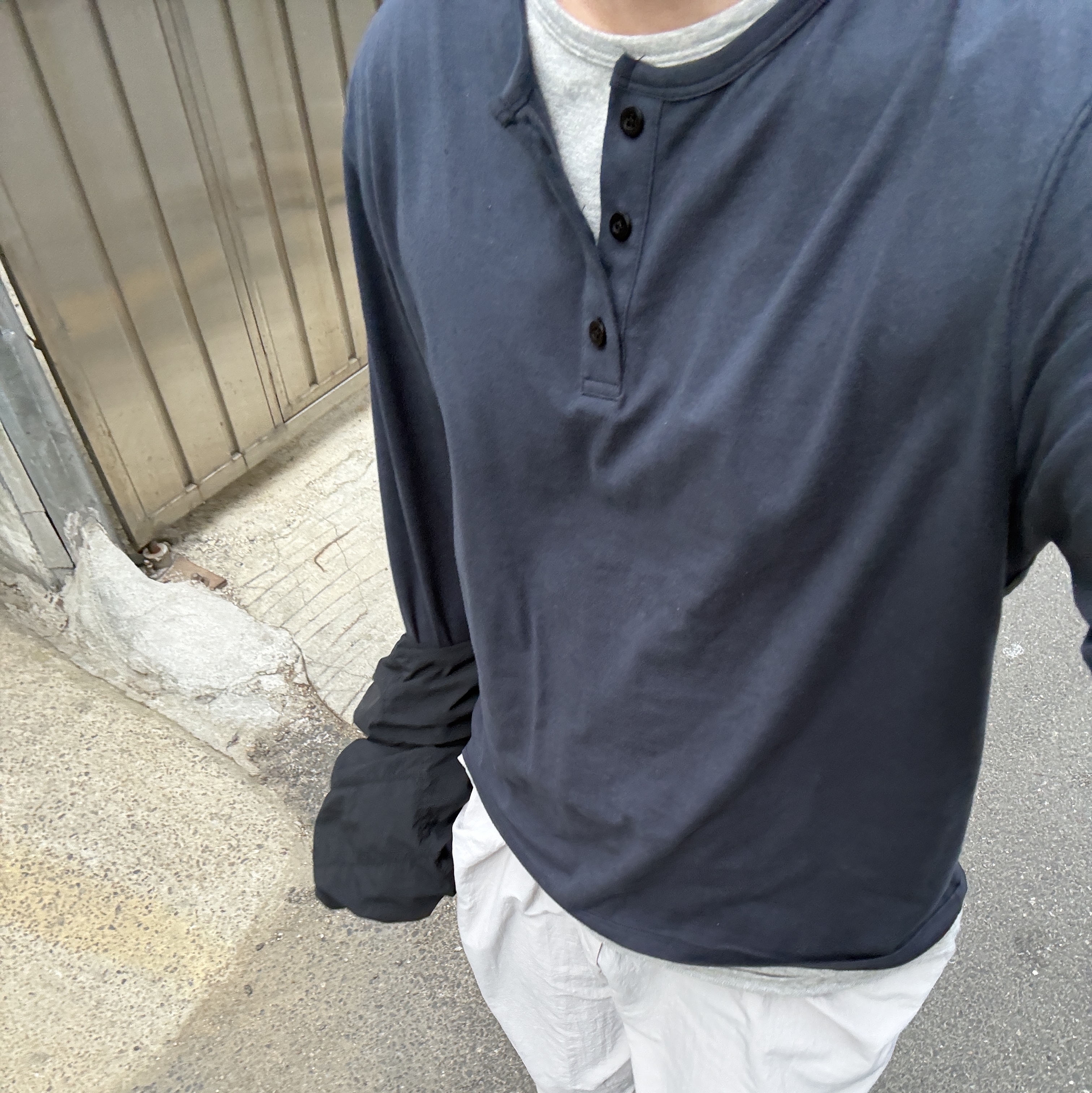 Millo Archive Skin Layered Henley Neck T-Shirt Navy 착용 스타일 - 2