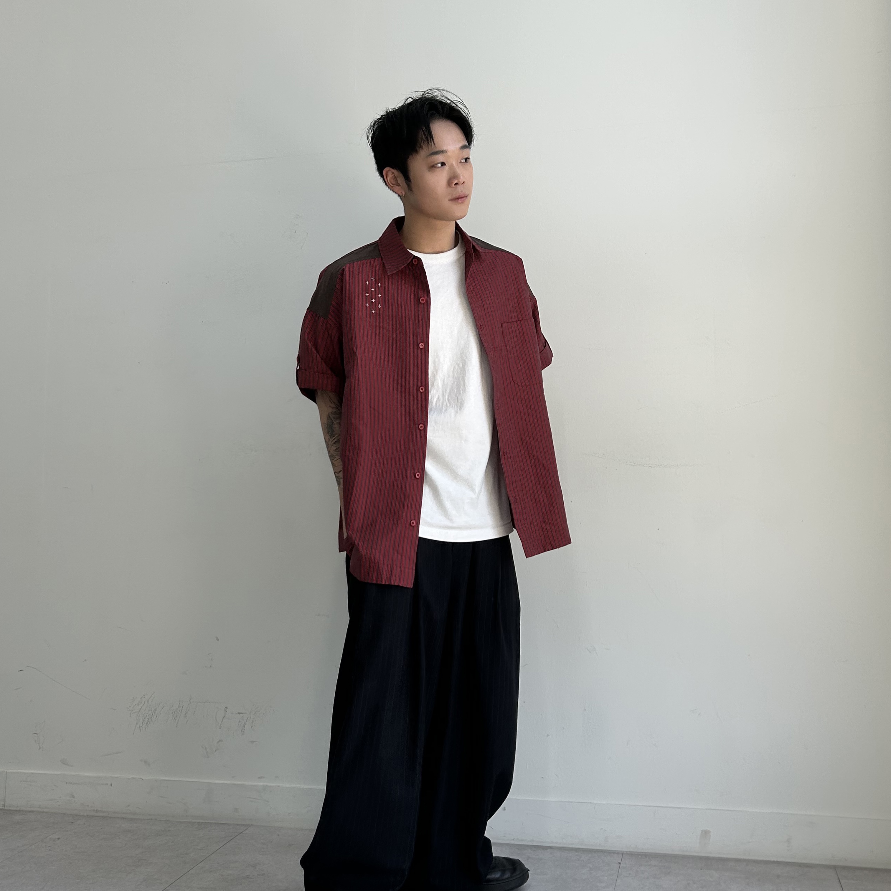 MAINBOOTH Patchwork Roll-up Shirt Red 착용 스타일 - 1