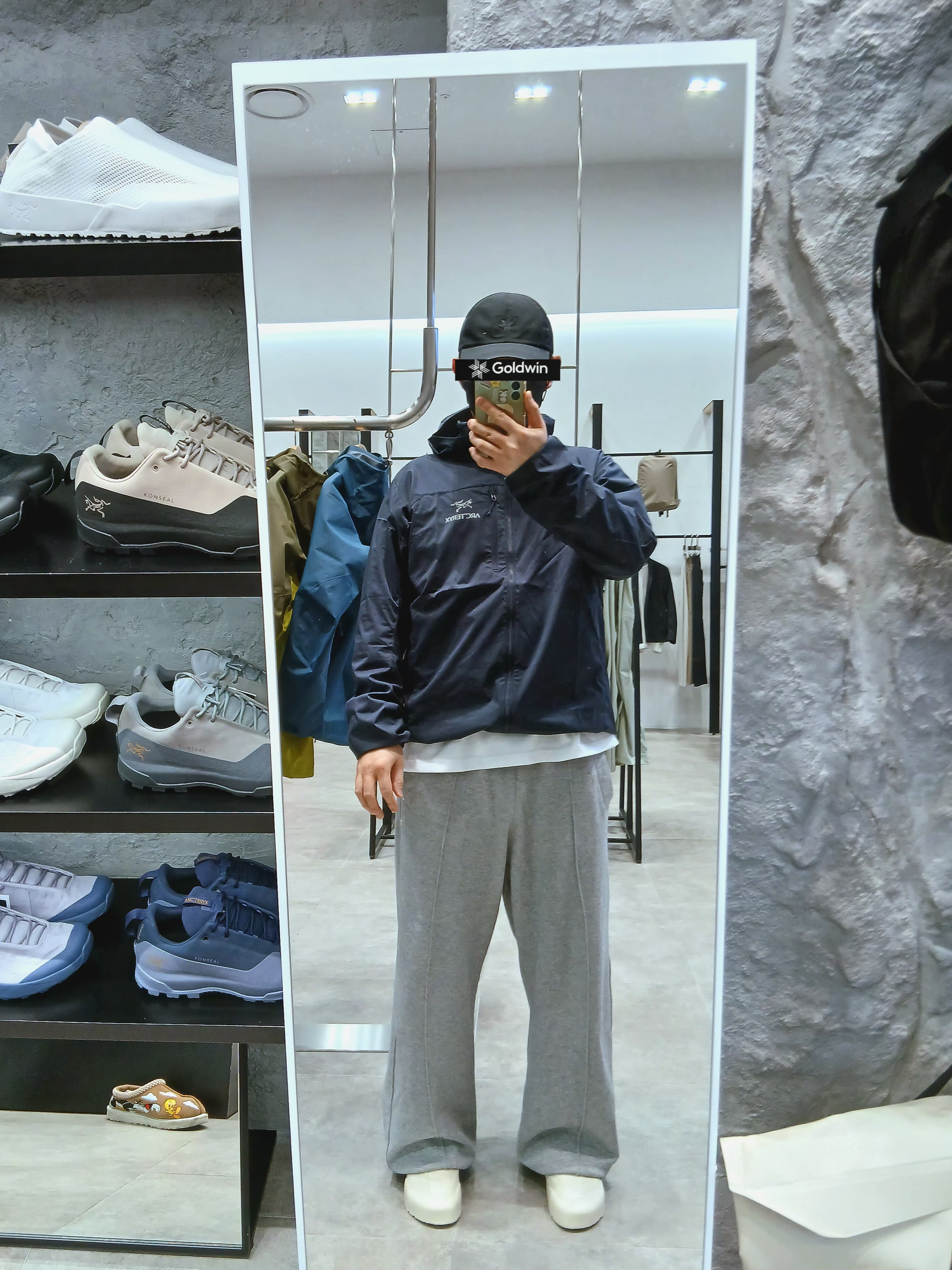 Goldwin Gore-Tex 3L Cap Black, Arc'teryx Kragg SL Cotton LS Shirt White Light 착용 스타일 - 1
