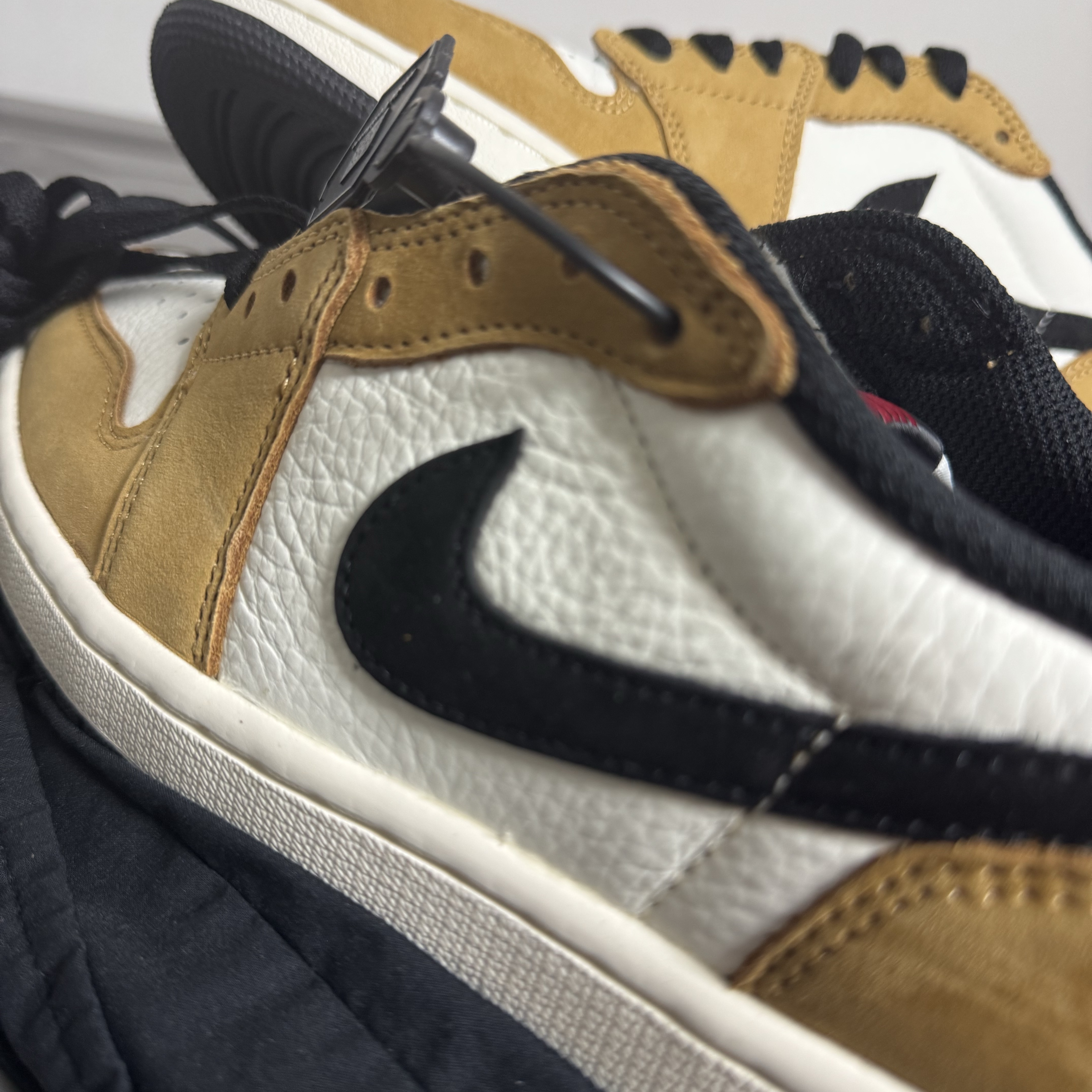 Jordan 1 Low OG Sail and Golden Harvest 착용 스타일 - 3