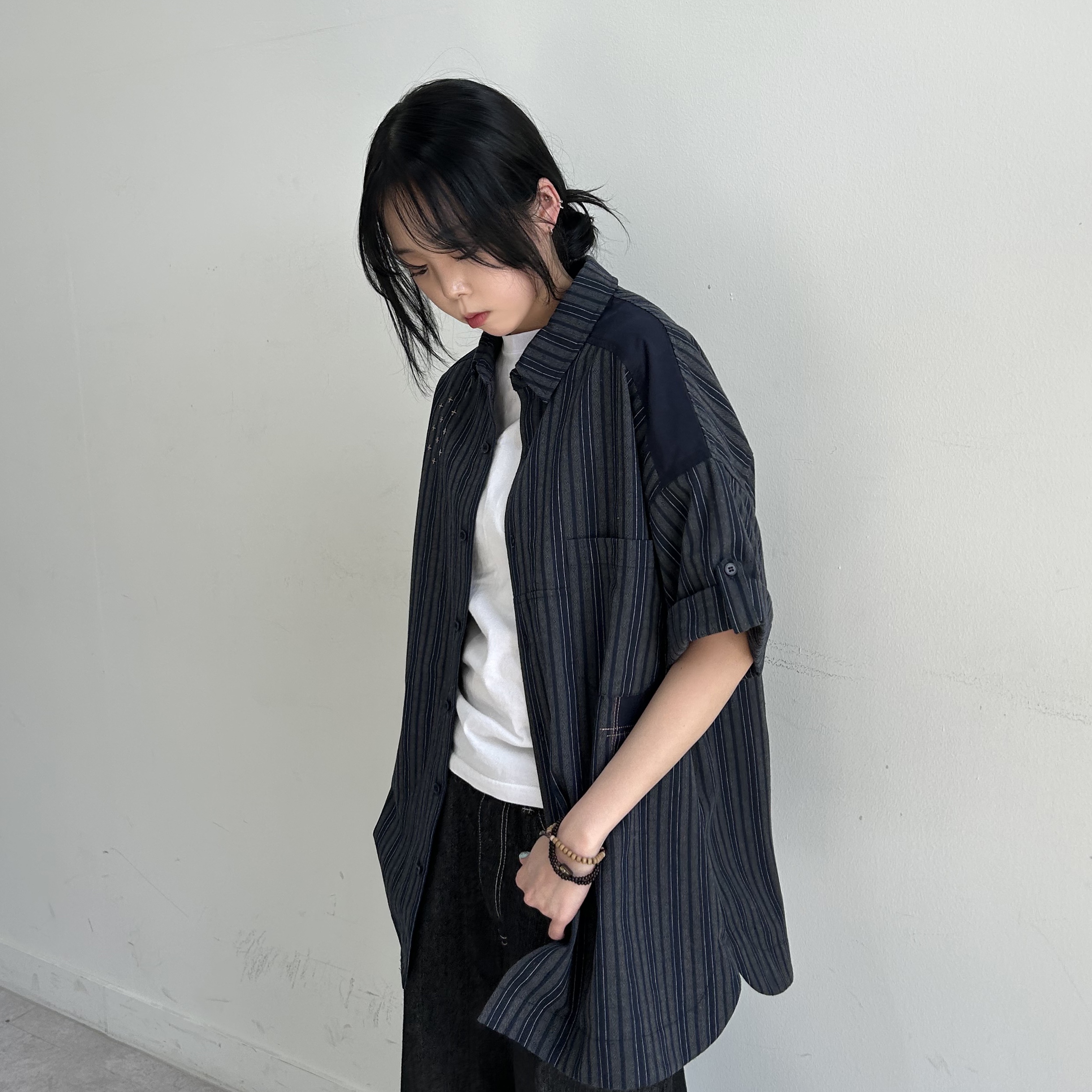 MAINBOOTH Patchwork Roll-up Shirt Navy 착용 스타일 - 2