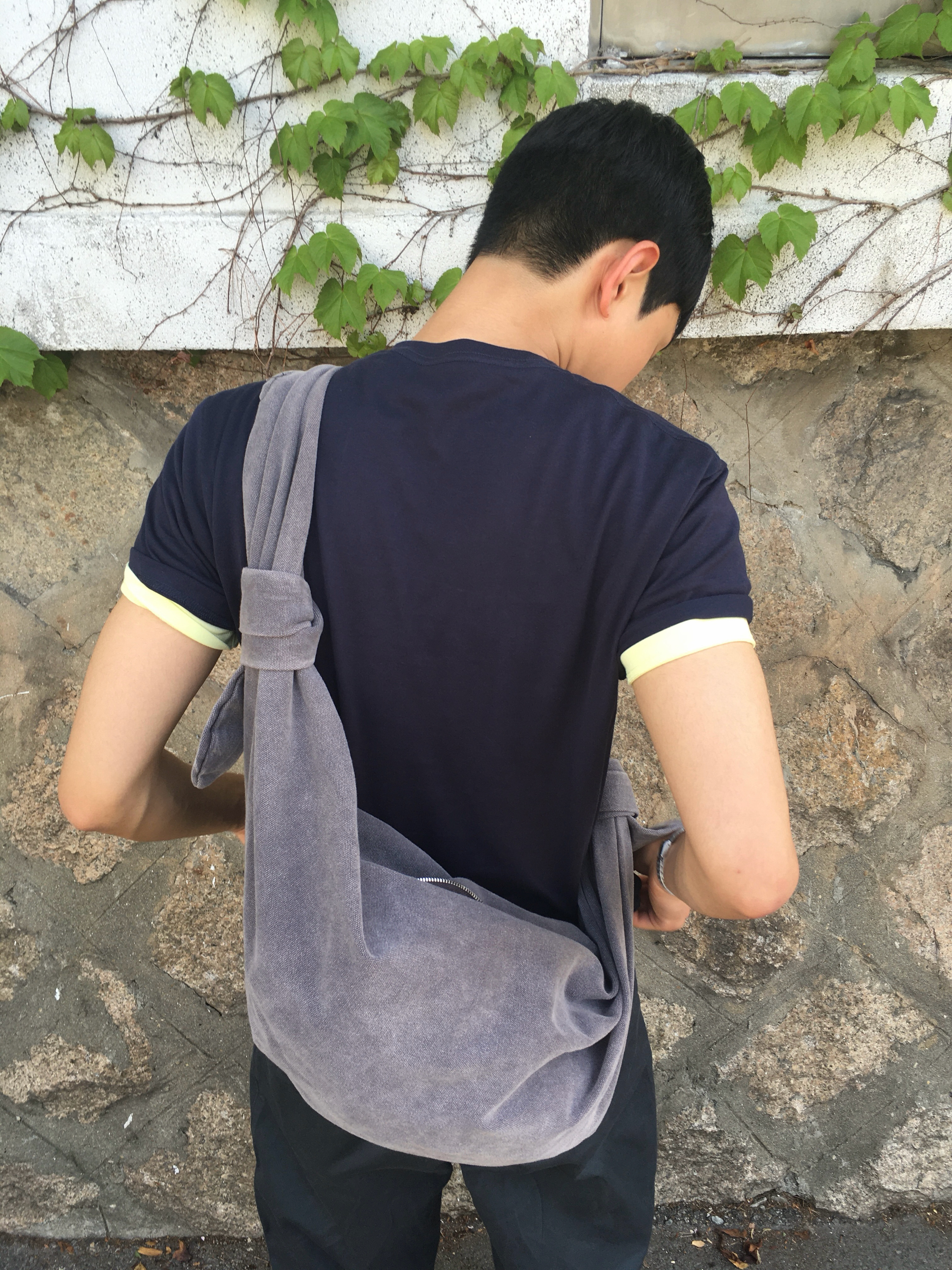 [KREAM 단독] Suade Washed Hobo Bag Gray 착용 스타일 - 3