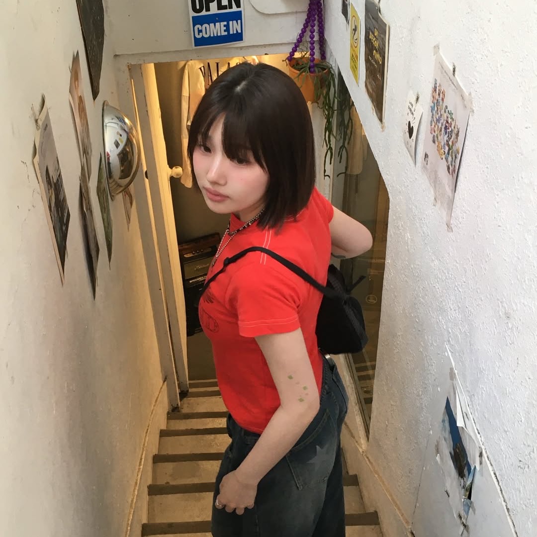 MAINBOOTH Heartwing T-shirt Red 착용 스타일 - 7