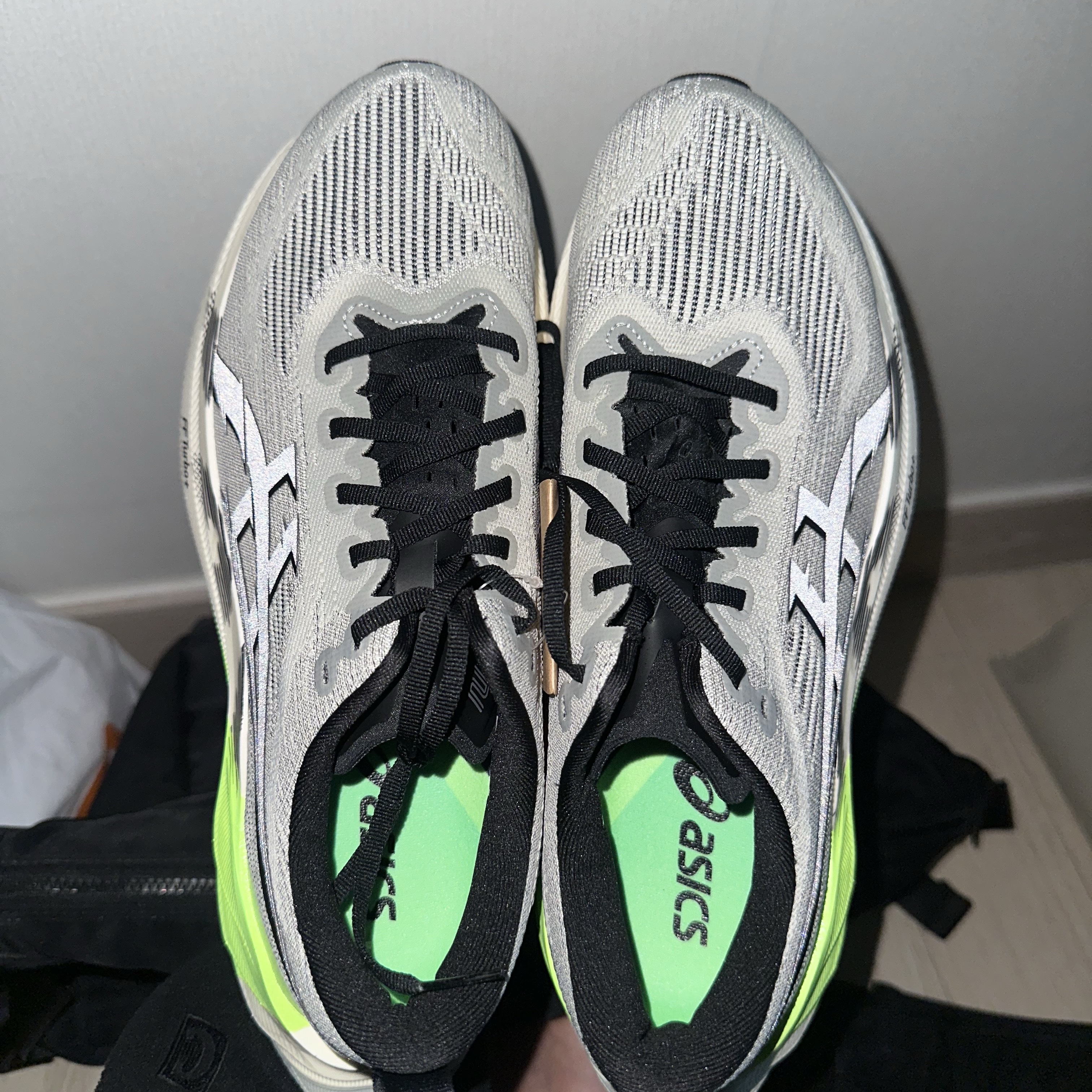 Asics Superblast 2 Lite Show CN White Sage Carbon 착용 스타일 - 7