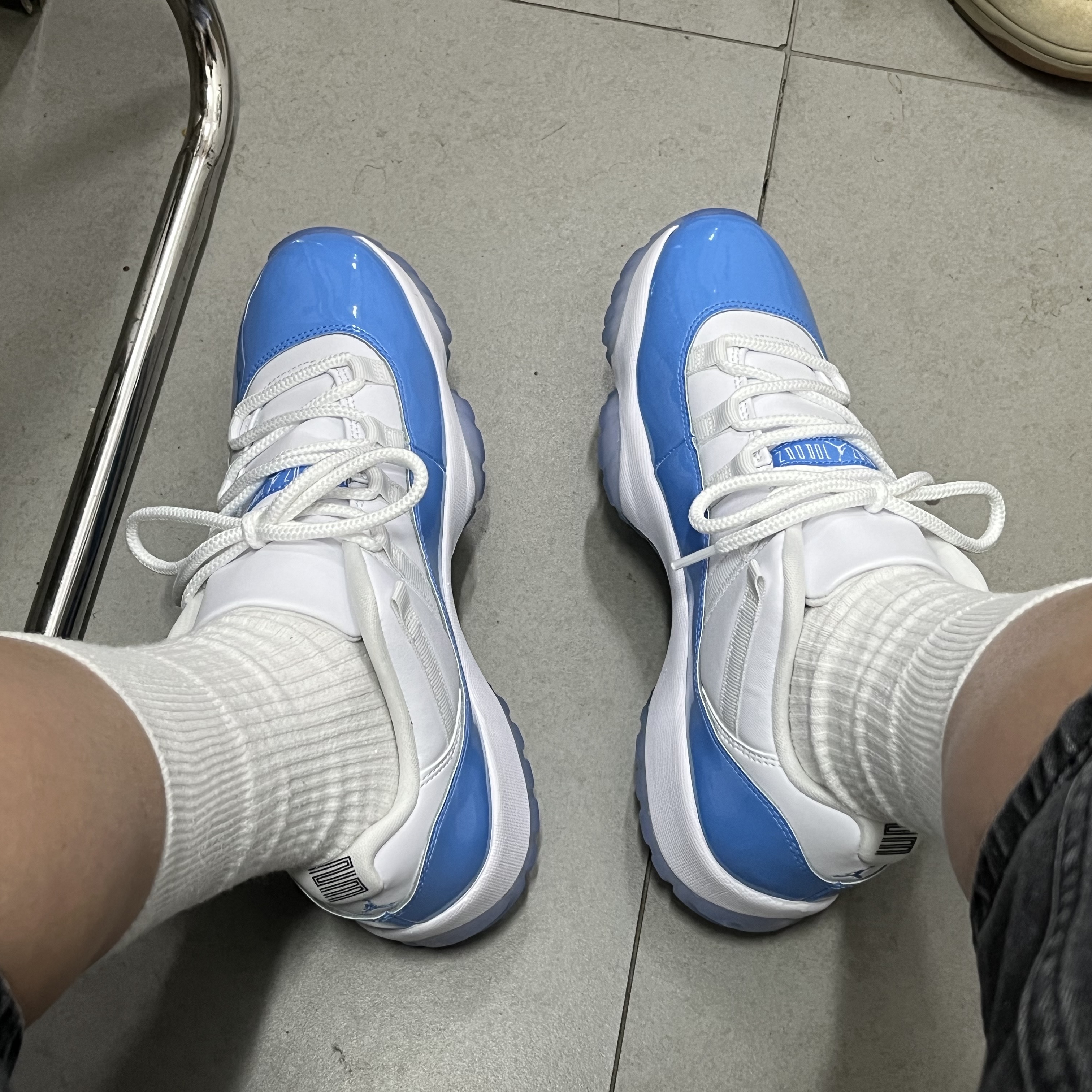 Jordan 11 Retro Low University Blue 2026 착용 스타일 - 1