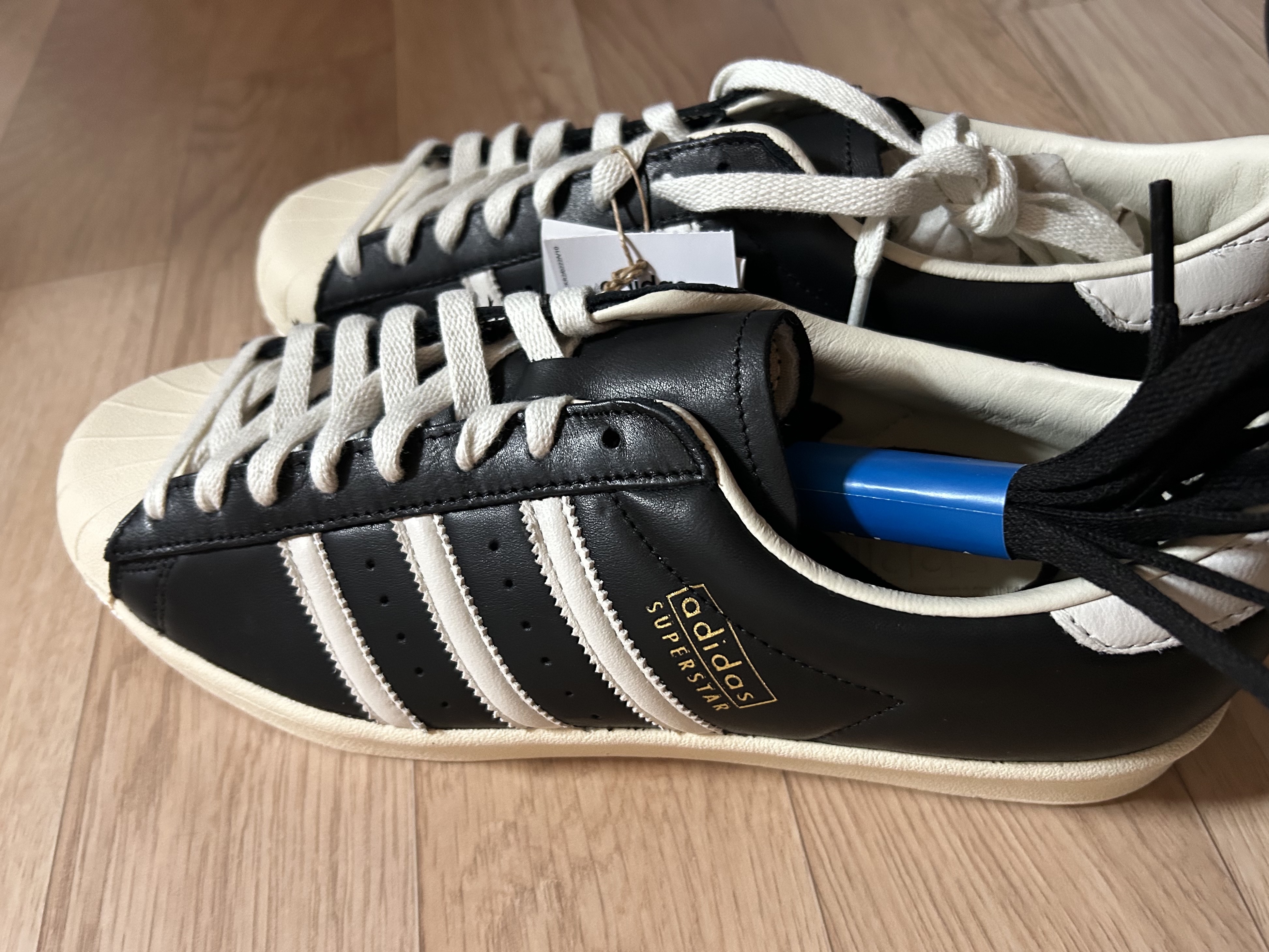 Adidas Superstar Vintage Core Black Core White 착용 스타일