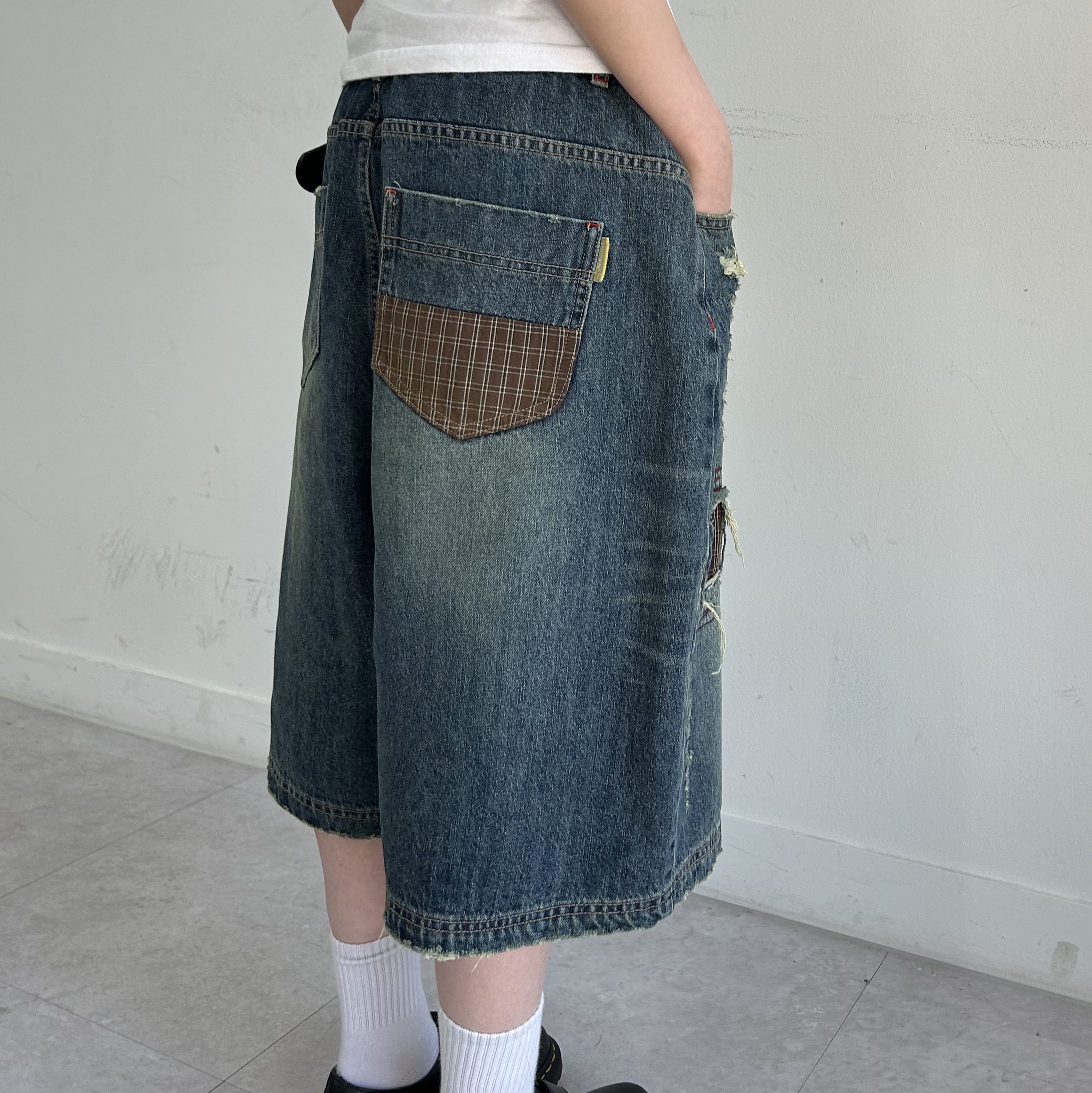 MAINBOOTH Repaired Denim Shorts BLUE 착용 스타일 - 2