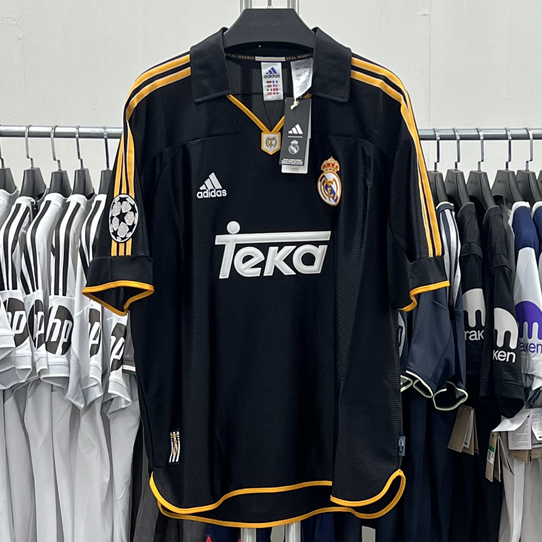 Adidas Real Madrid 99/00 Home Jersey White - KR Sizing (Non Marking Ver.), Adidas Real Madrid 99/00 Away Jersey Black - KR Sizing (Non Marking Ver.) 착용 스타일 - 2