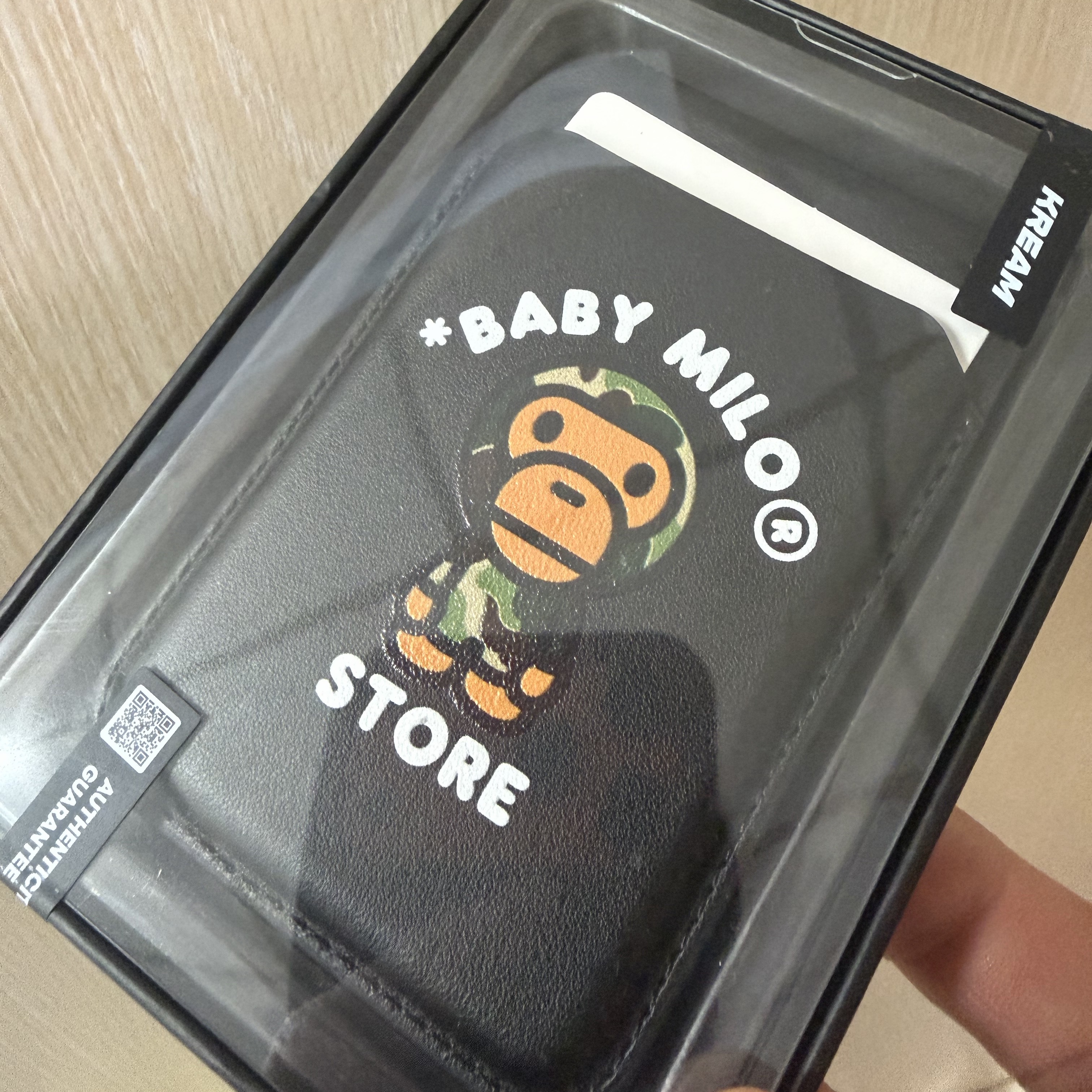 BAPE Baby Milo MagSafe Card Holder Black 착용 스타일