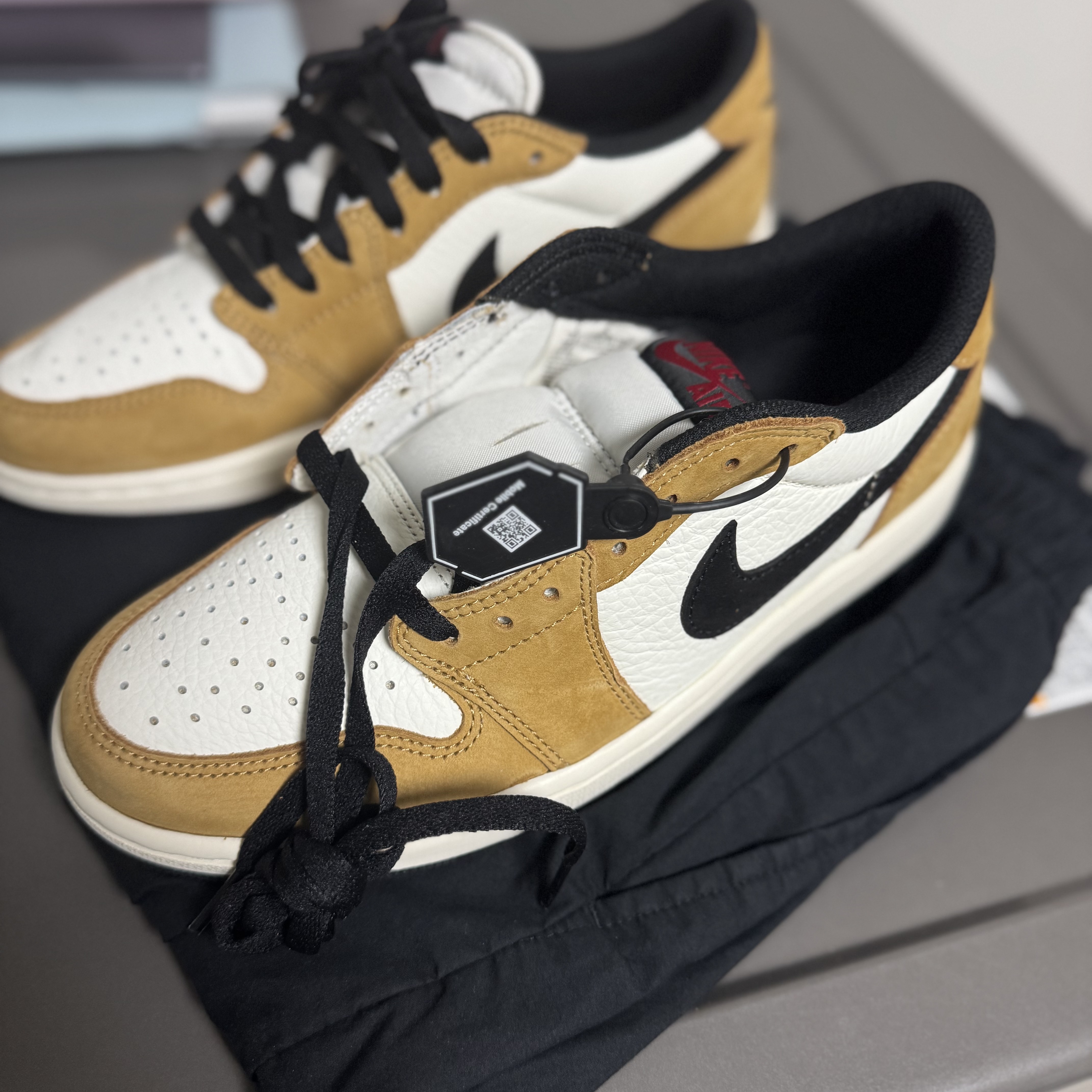 Jordan 1 Low OG Sail and Golden Harvest 착용 스타일 - 1