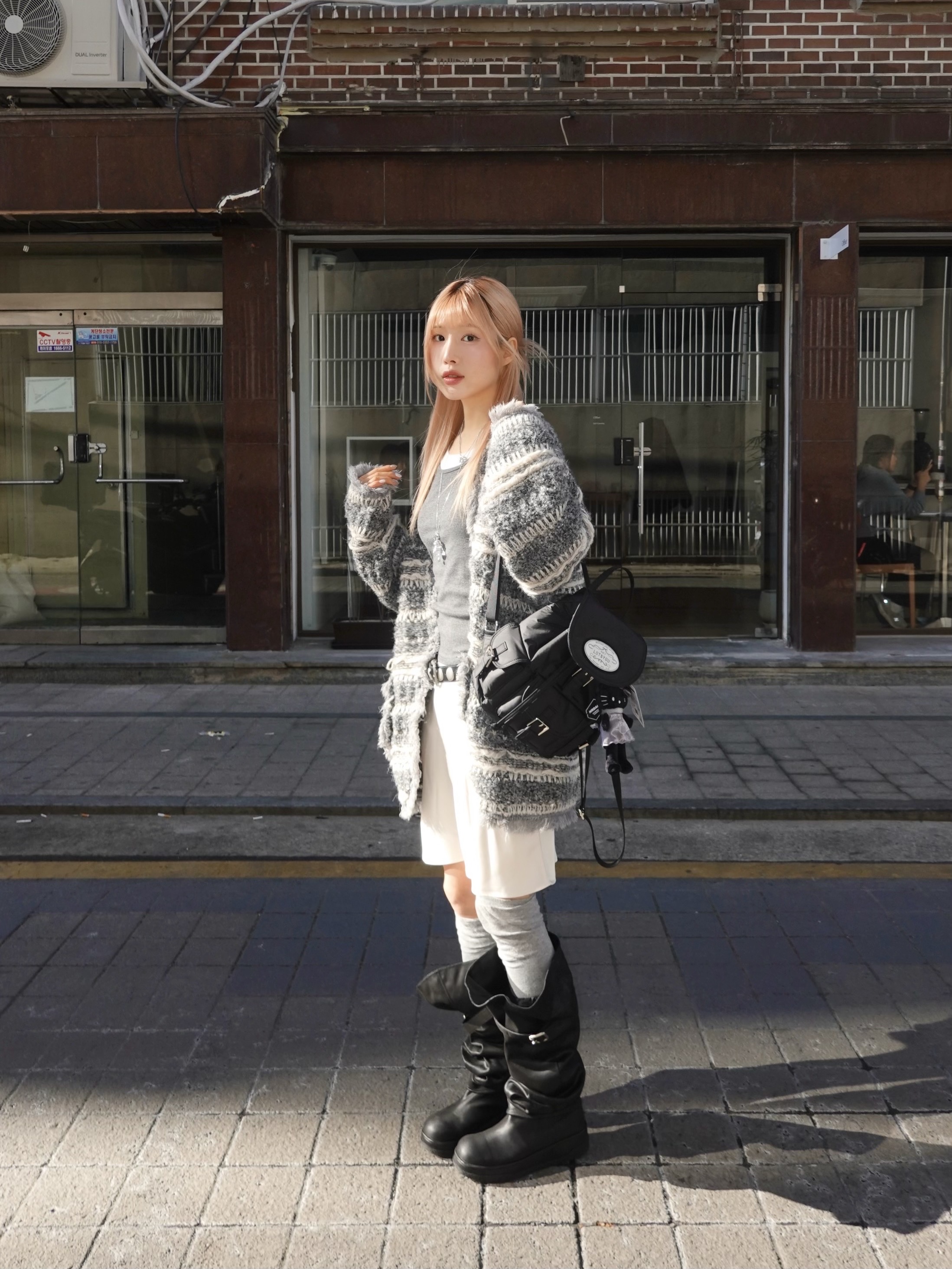 LOTS YOU Nostalgia Chubby Backpack Black, Sanrio Hello Kitty Black Angel Collection Style Up Mascot Angel Black 착용 스타일 - 1