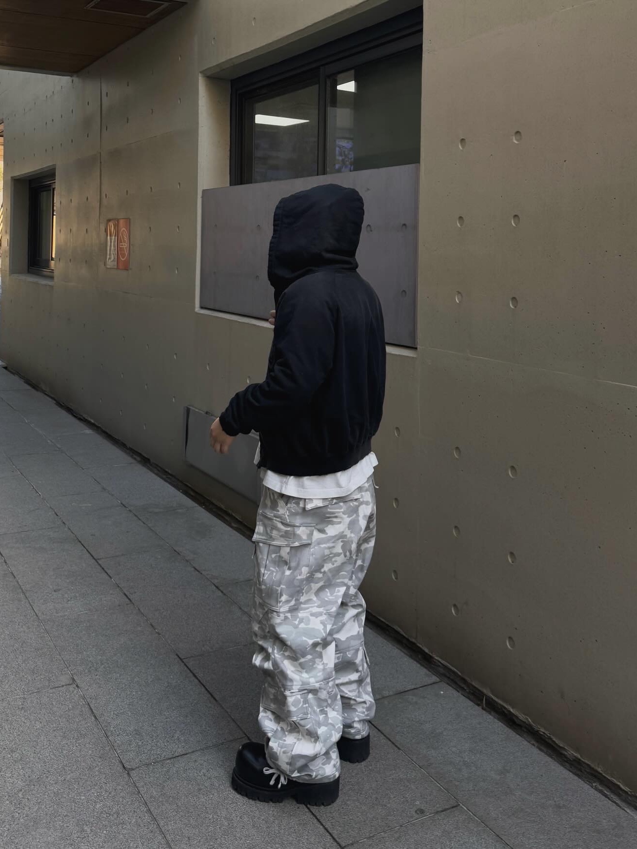 Farfromwhat Far Camo Cargo Pants White 착용 스타일