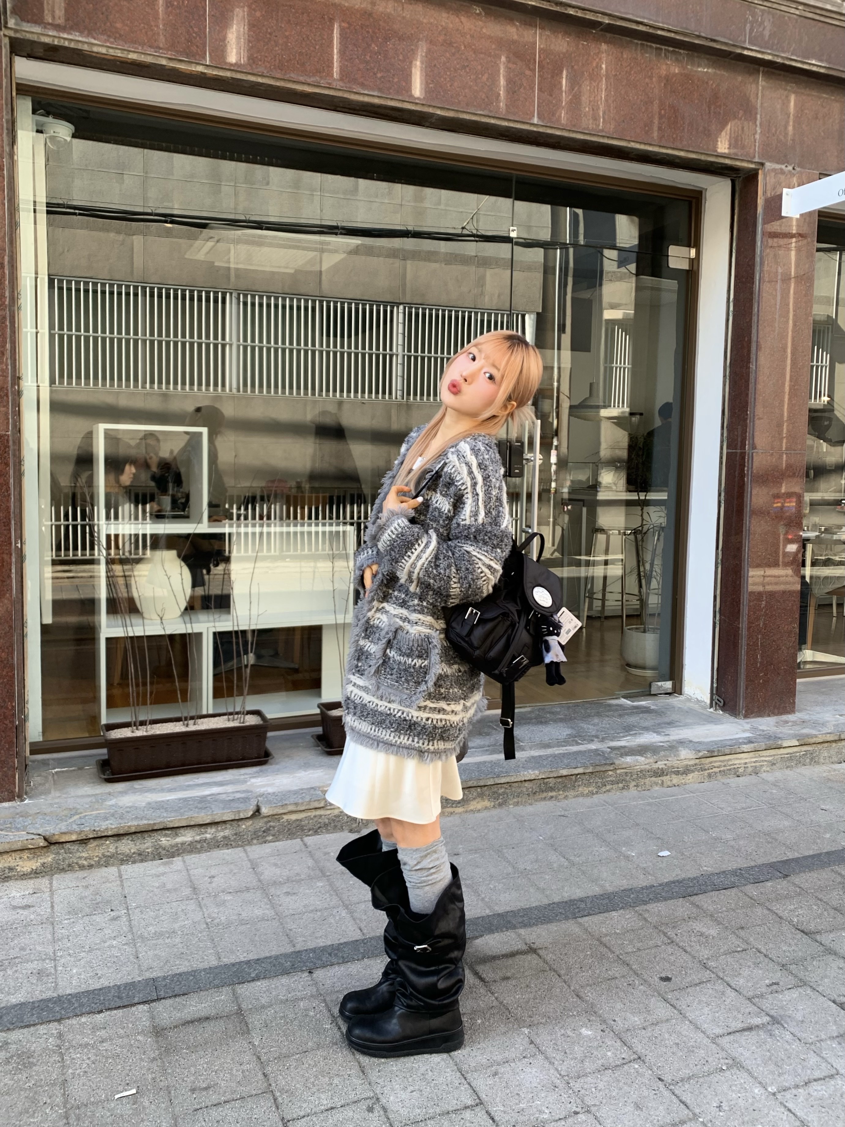 LOTS YOU Nostalgia Chubby Backpack Black, Sanrio Hello Kitty Black Angel Collection Style Up Mascot Angel Black 착용 스타일 - 5