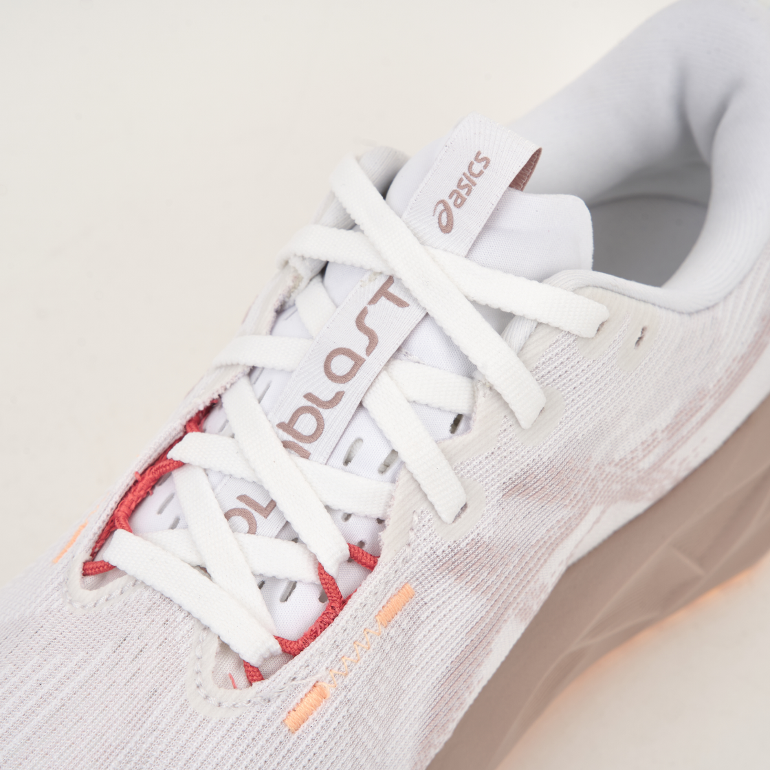 (W) 아식스 노바블라스트 5 화이트 펀 - D 와이드((W) Asics Novablast 5 White Fawn - D Wide) - 7