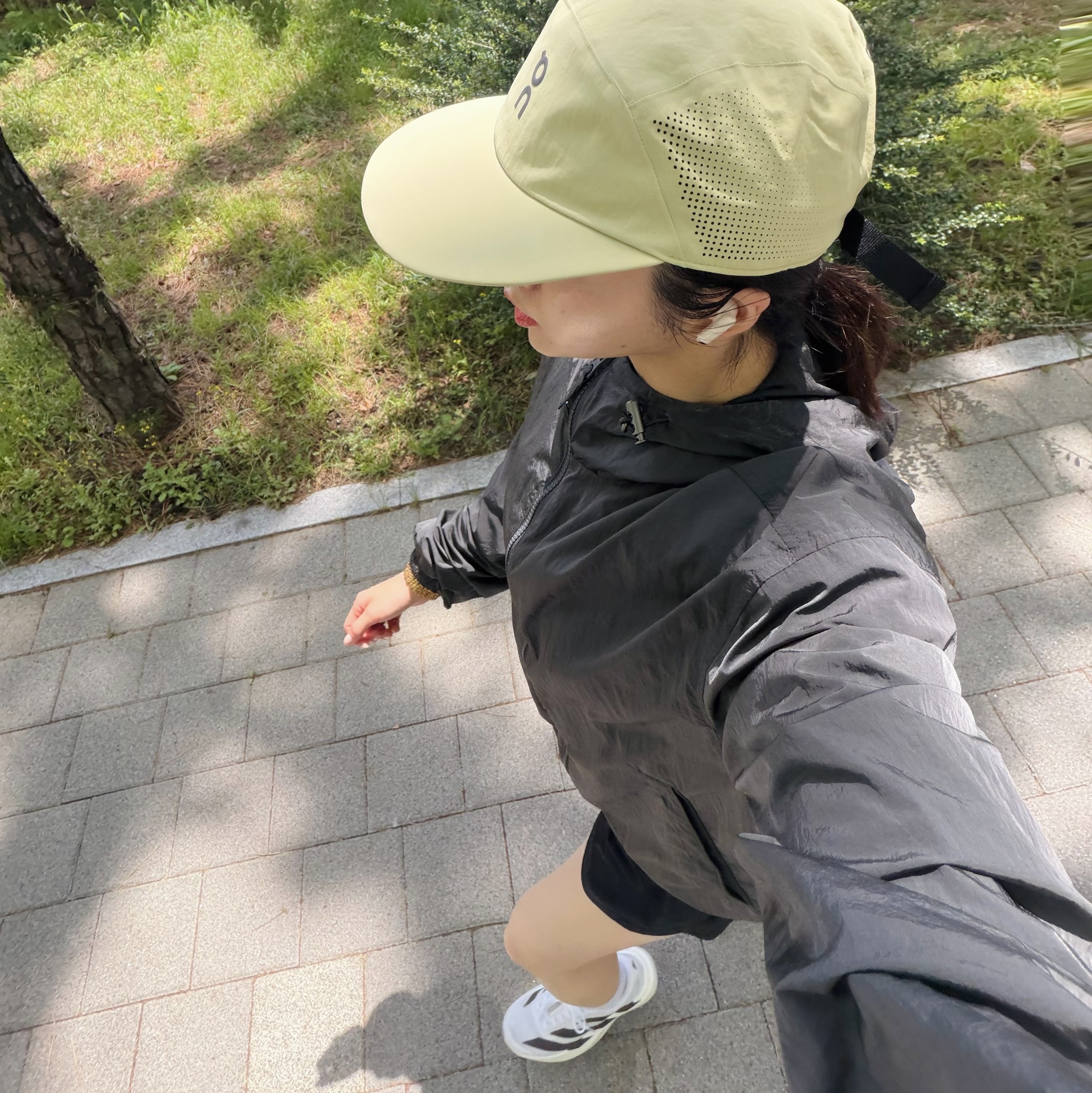 (W) Adidas Adizero EVO SL Cloud White Core Black, On Running Performance Cap Caper 착용 스타일