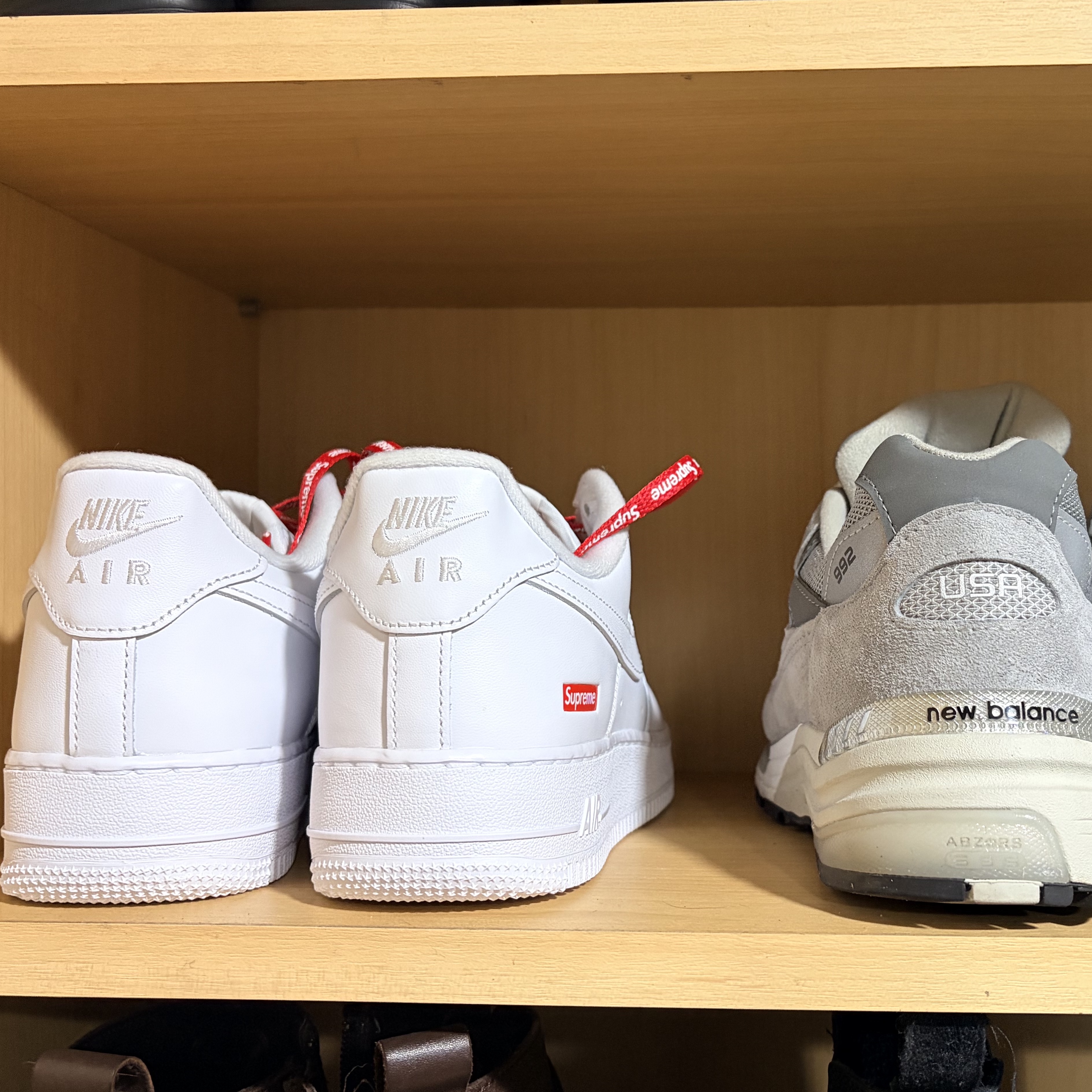 Nike x Supreme Air Force 1 Low White, New Balance 992 Made in USA Core Grey Silver Metallic 착용 스타일 - 1