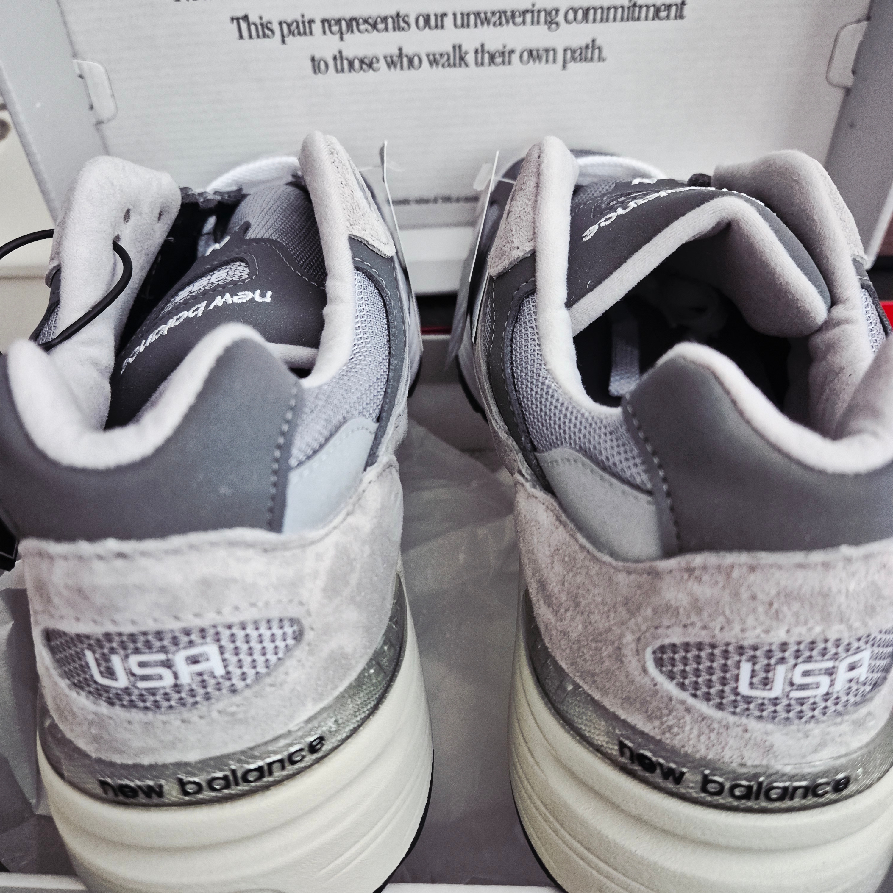 New Balance 992 Made in USA Core Grey Silver Metallic 착용 스타일 - 2