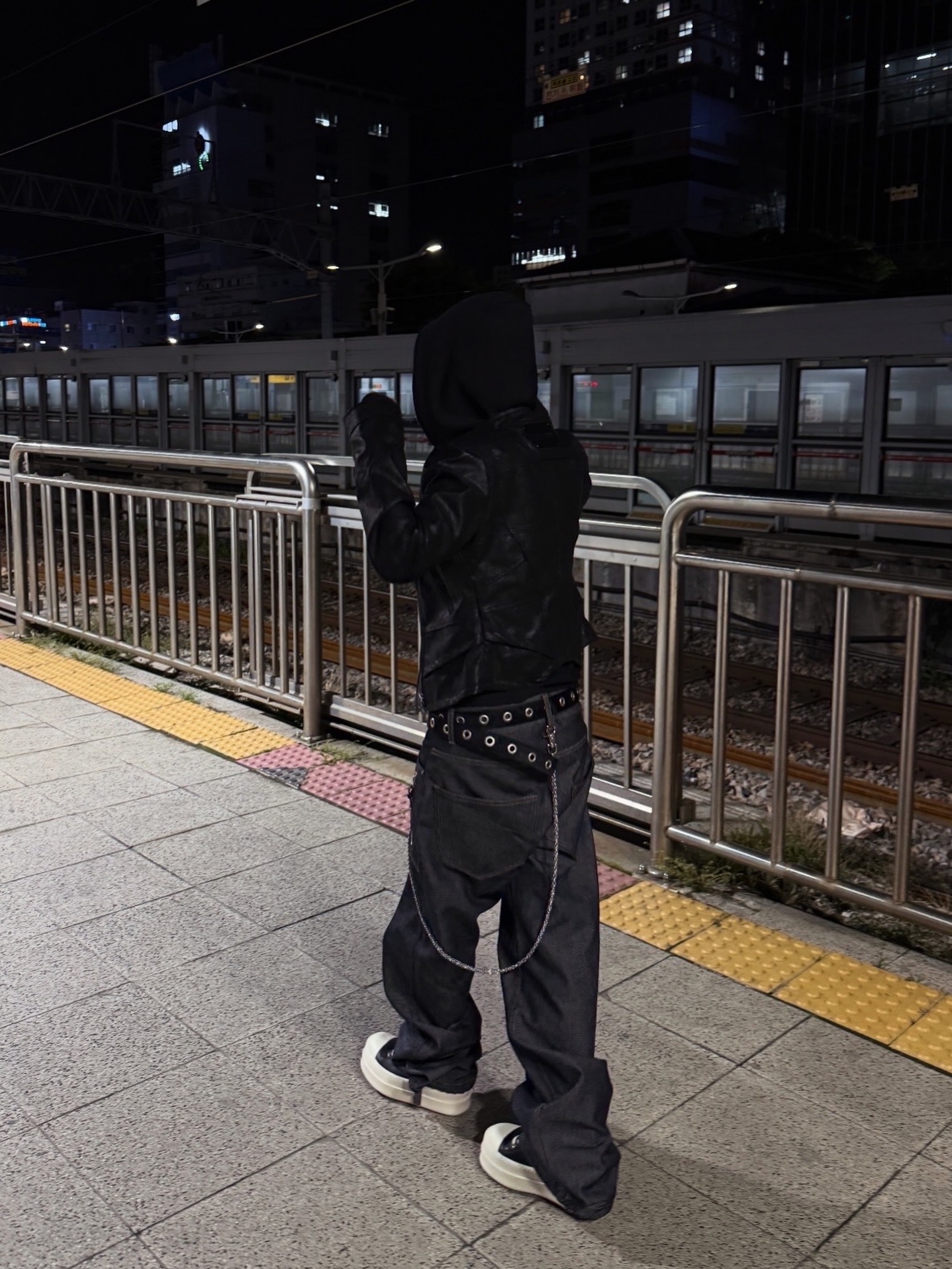 MJD Low-Rise Dual Zip Denim Indigo, Rick Owens Mega Bumper Sneakers Black Milk 착용 스타일 - 1