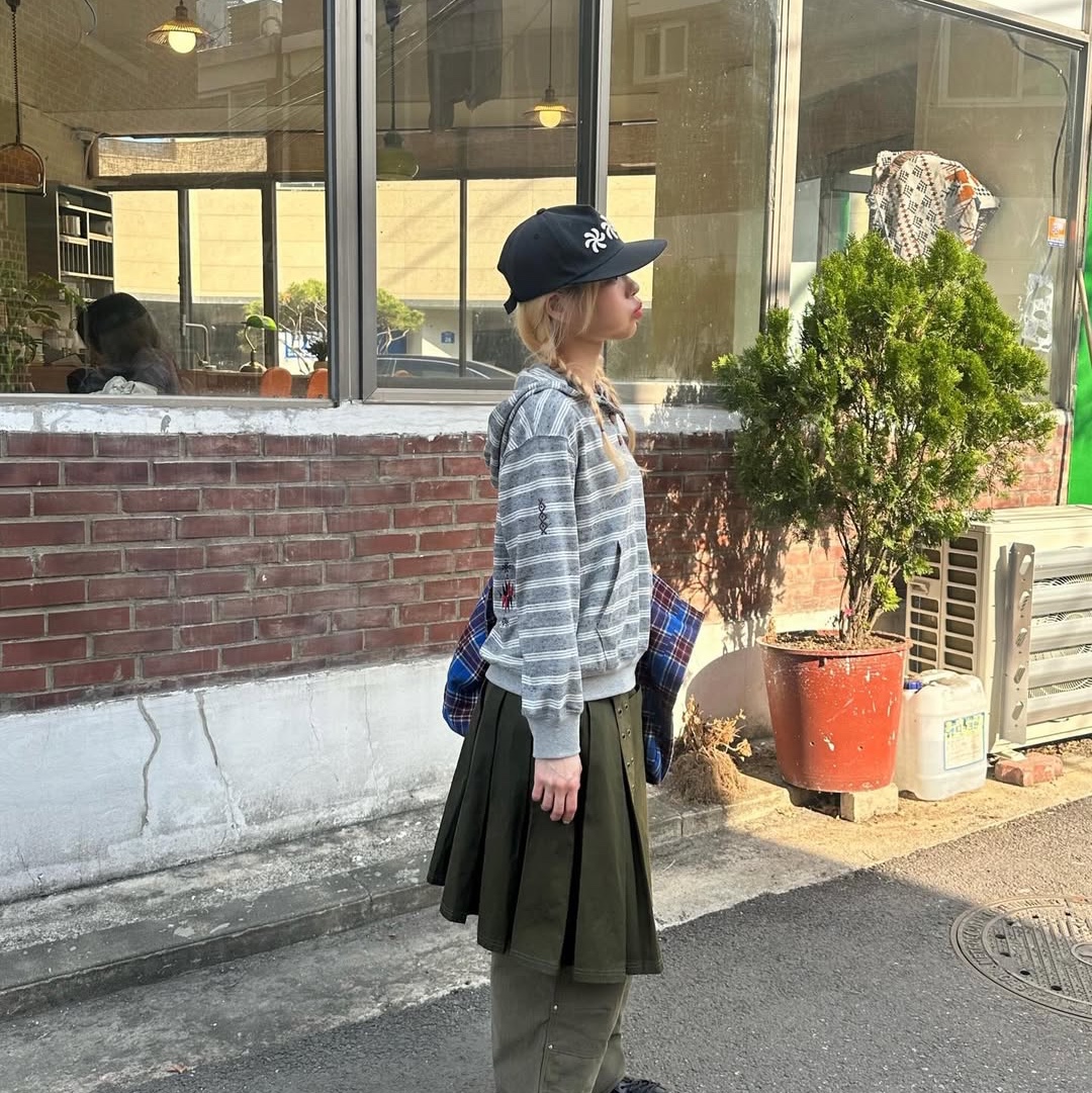 MAINBOOTH Cookie Stripe Hood T-shirt GRAY 착용 스타일 - 5