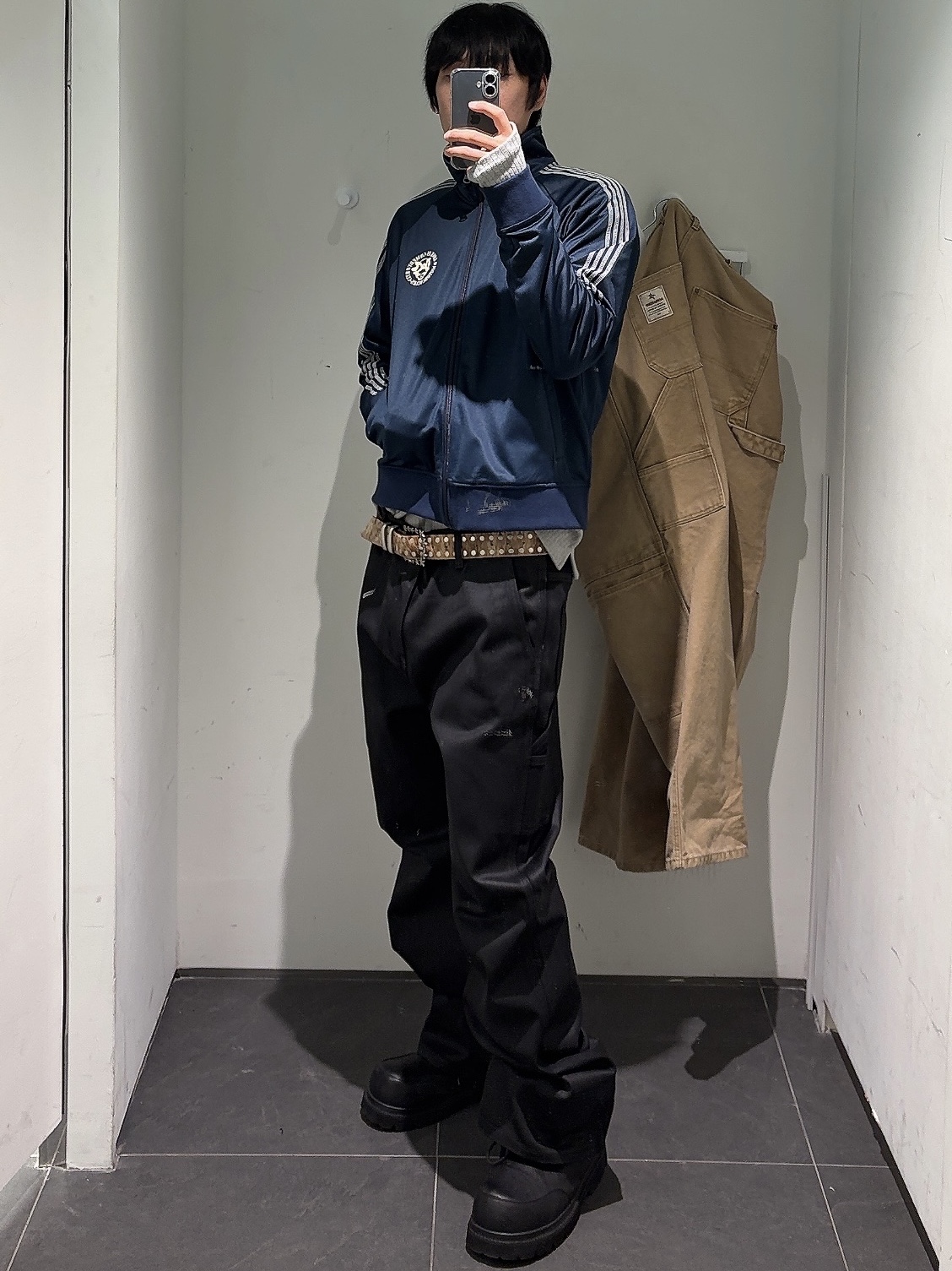 Nonnod Finger Hole Henry Neck T-Shirt Grey 착용 스타일