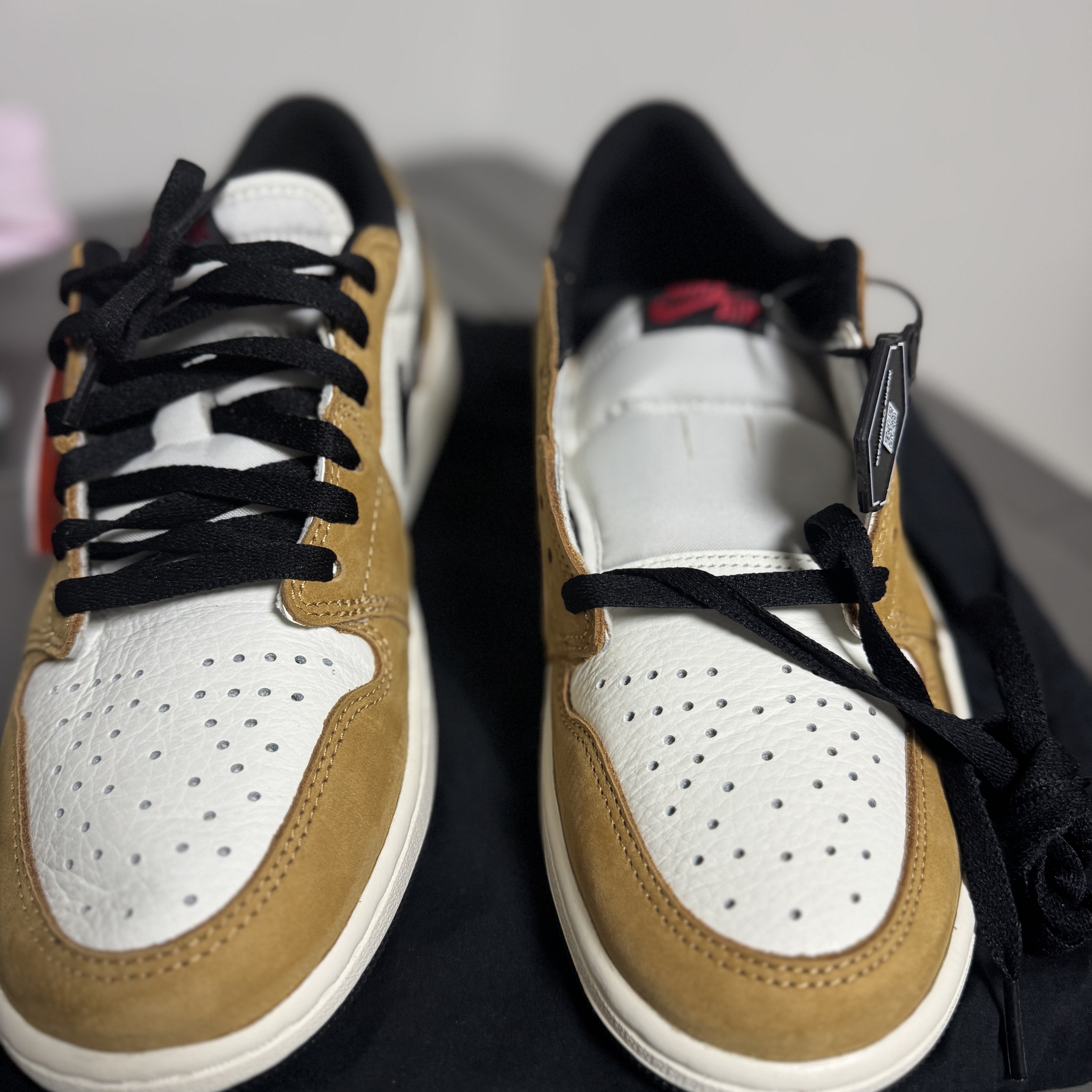 Jordan 1 Low OG Sail and Golden Harvest 착용 스타일 - 2