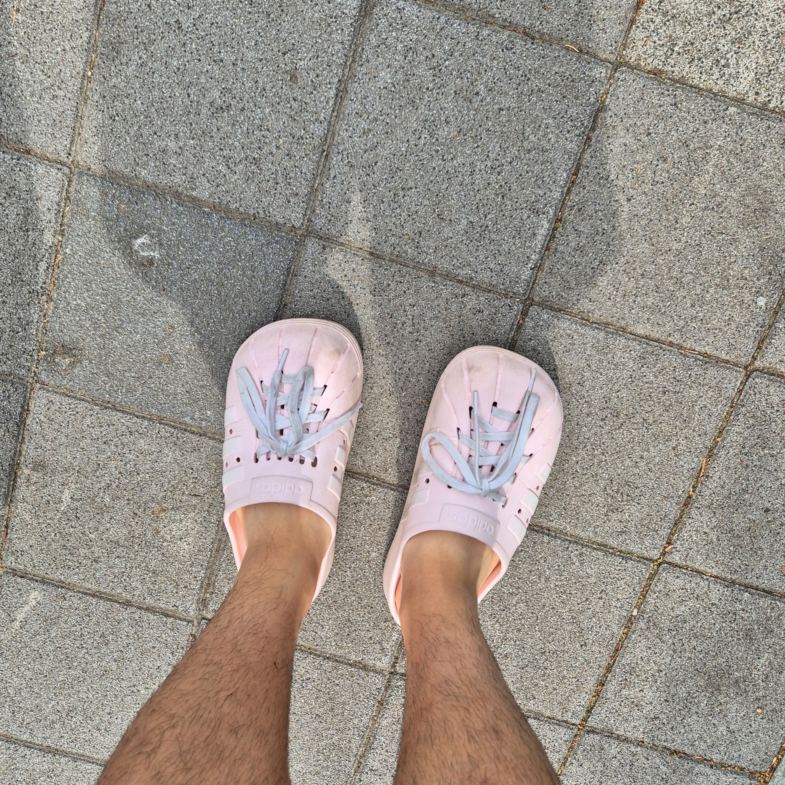 Adidas Adilette Clogs Almost Pink 착용 스타일