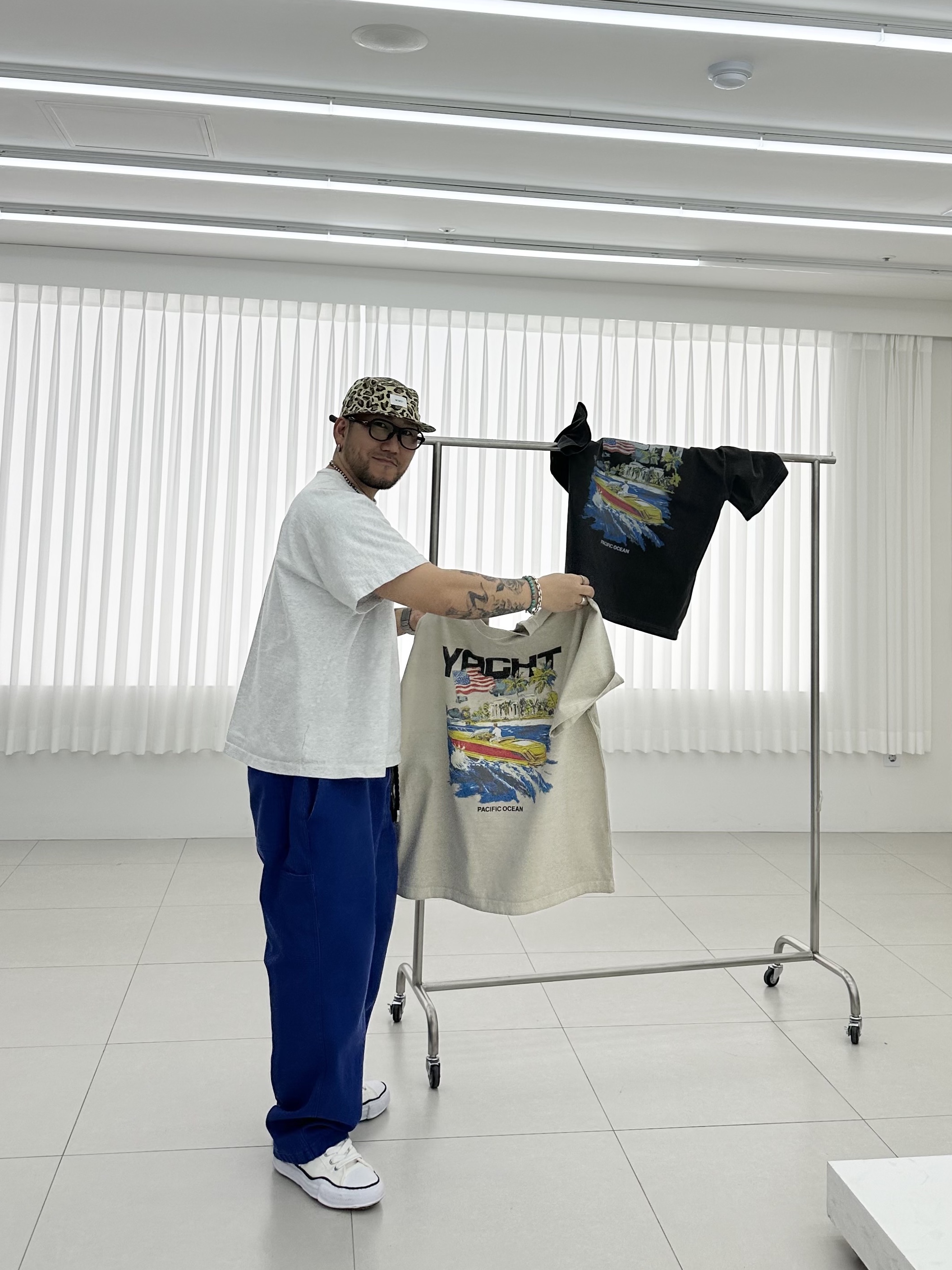 Maison Mihara Yasuhiro Peterson OG Sole Canvas Low Sneakers White, Yeezy x Gosha Rubchinskiy YZY Black Dogs T-Shirt Heather Grey 착용 스타일 - 2