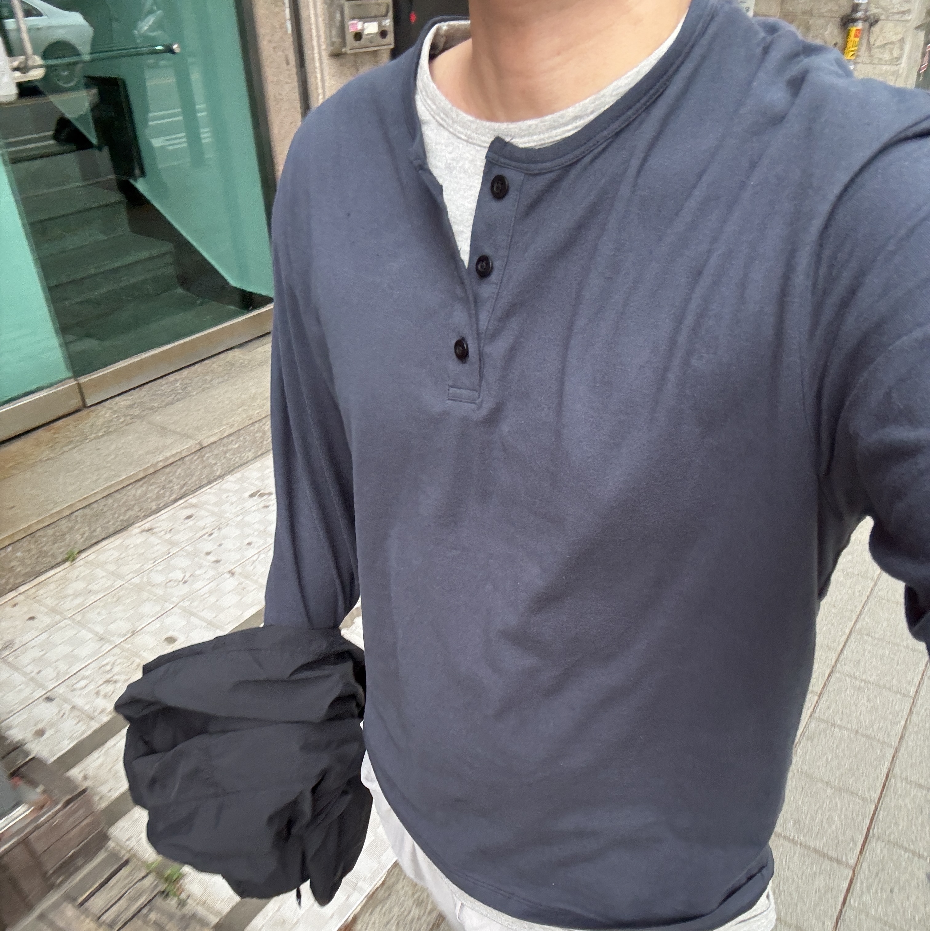 Millo Archive Skin Layered Henley Neck T-Shirt Navy 착용 스타일 - 1