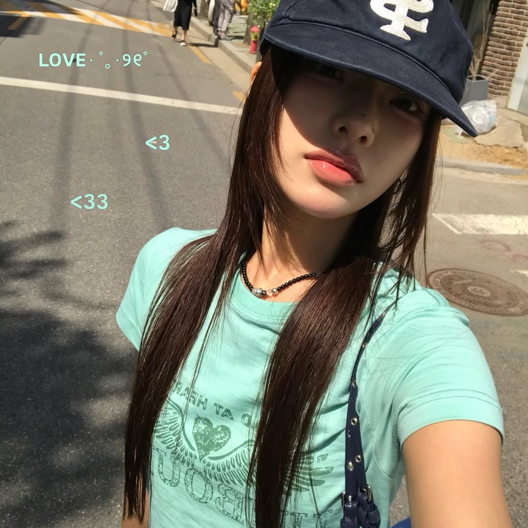MAINBOOTH Heartwing T-shirt Mint 착용 스타일 - 5