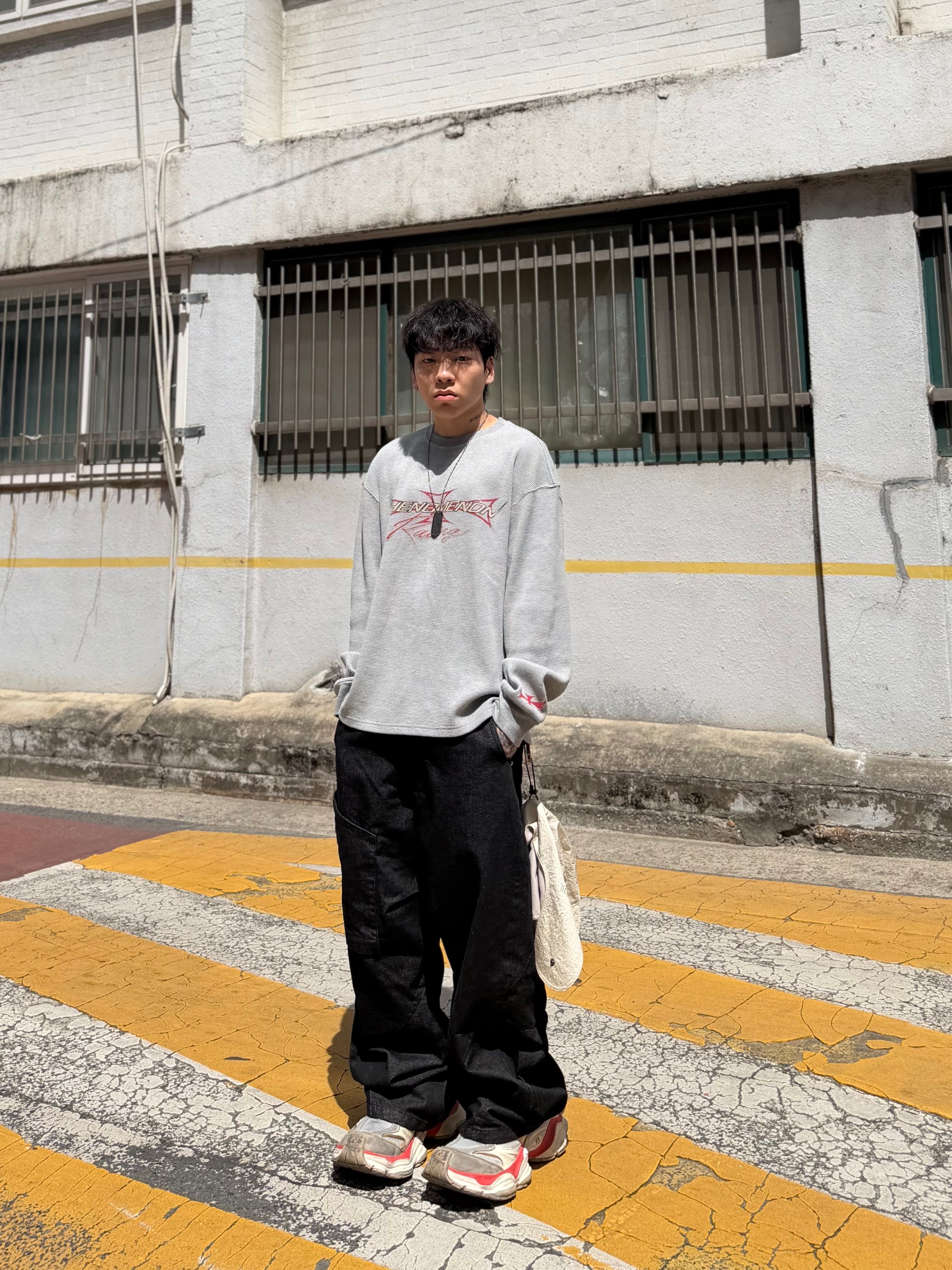 Balenciaga Cargo Sneakers Beige Grey Red 착용 스타일 - 1