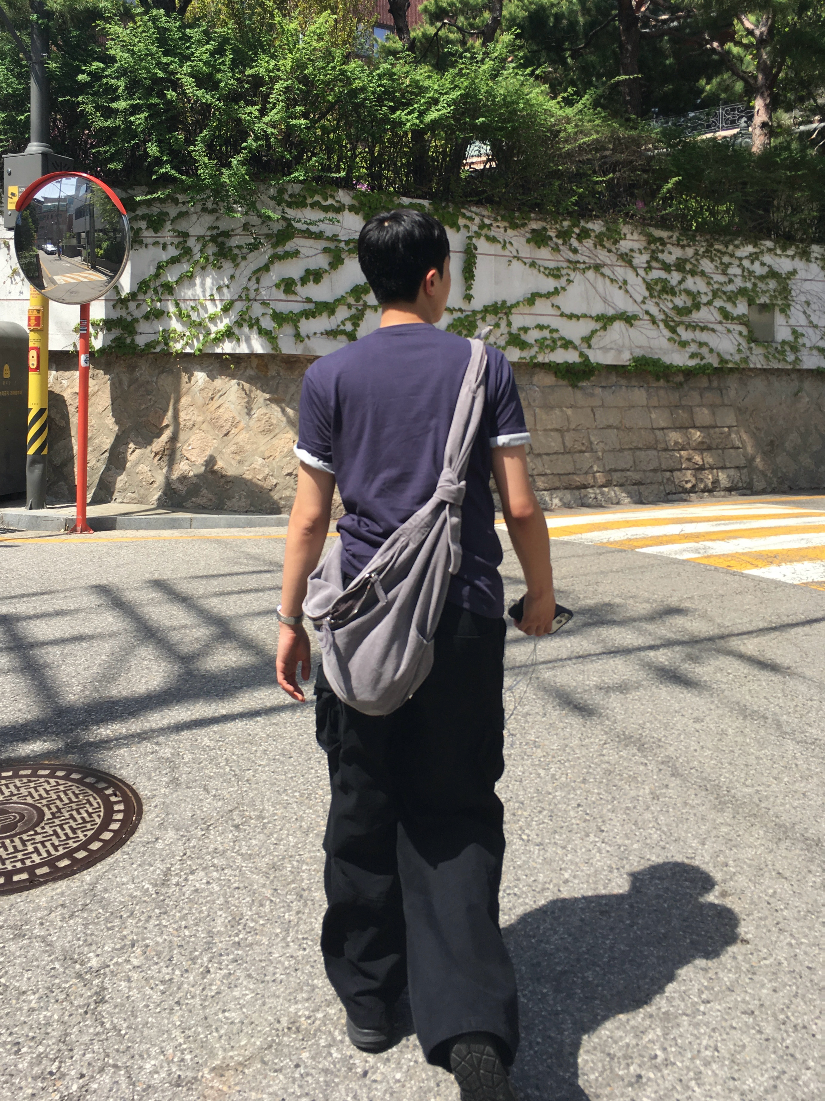 [KREAM 단독] Suade Washed Hobo Bag Gray 착용 스타일 - 7