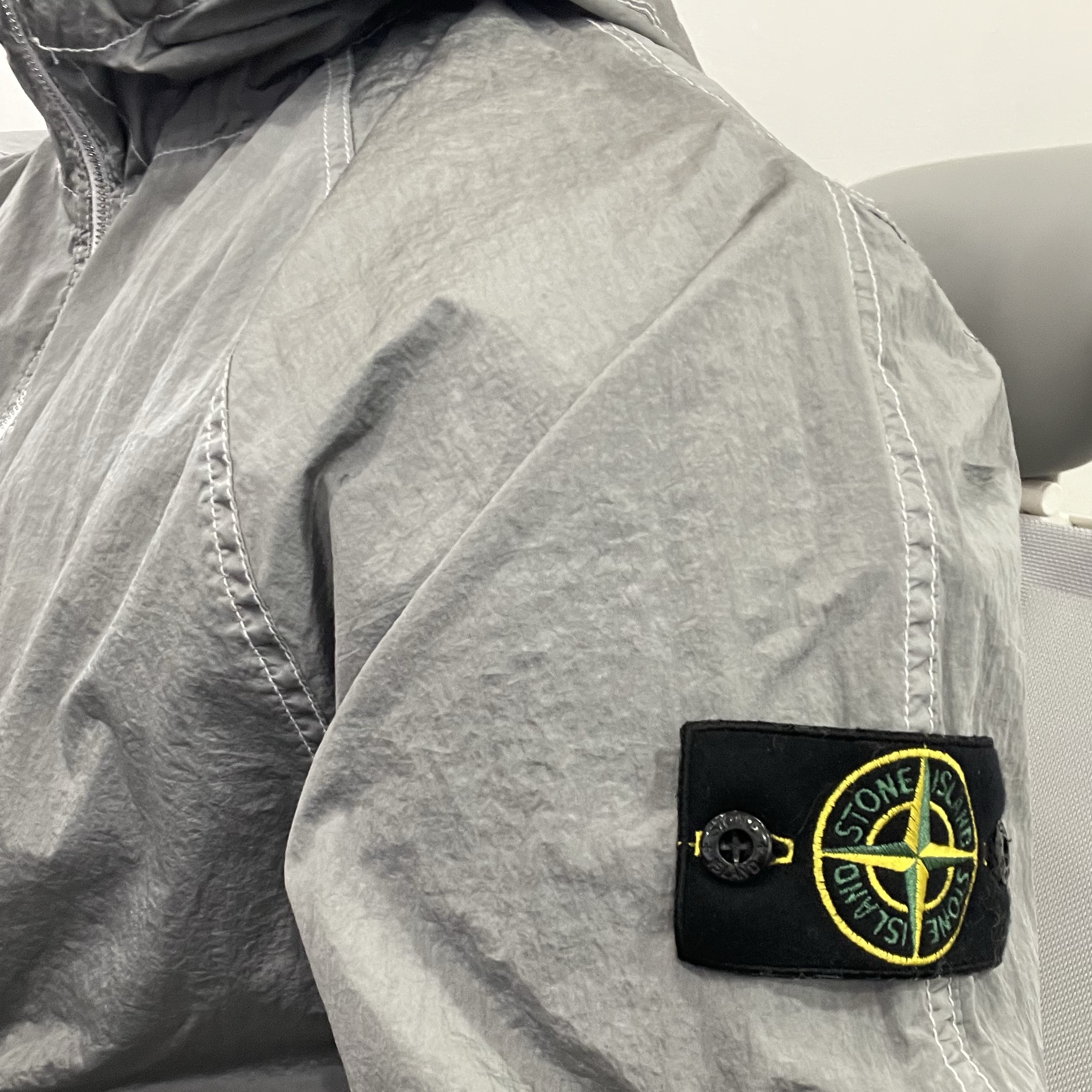 Stone Island 4100097 Nylon Metal Watro-Tc in Econyl Hooded Jacket Pearl Grey - 25SS 착용 스타일