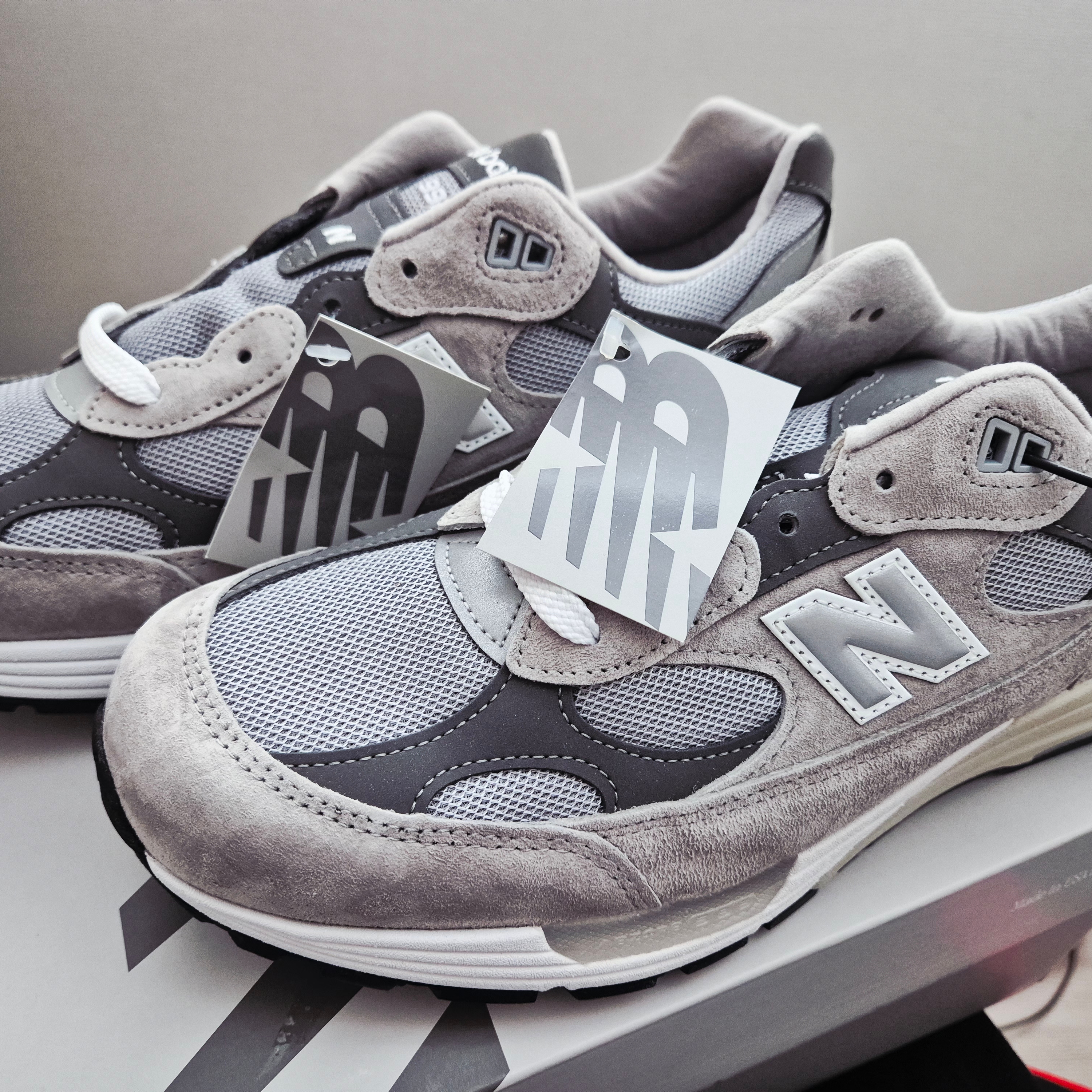 New Balance 992 Made in USA Core Grey Silver Metallic 착용 스타일 - 1