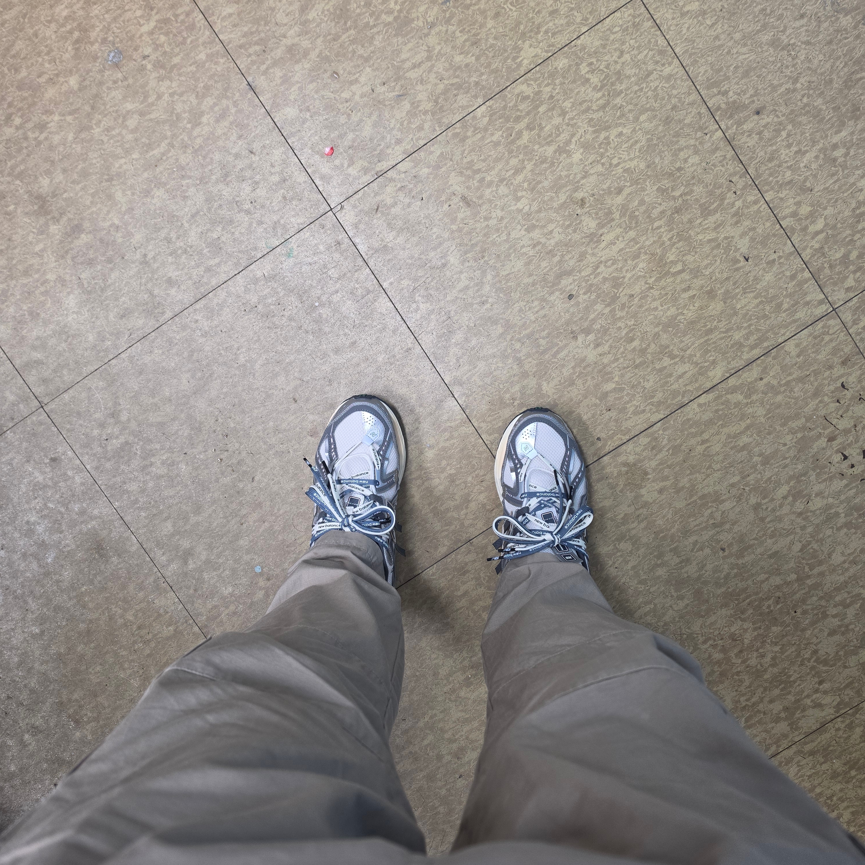 New Balance 1906A Silver Metallic Castlerock 착용 스타일