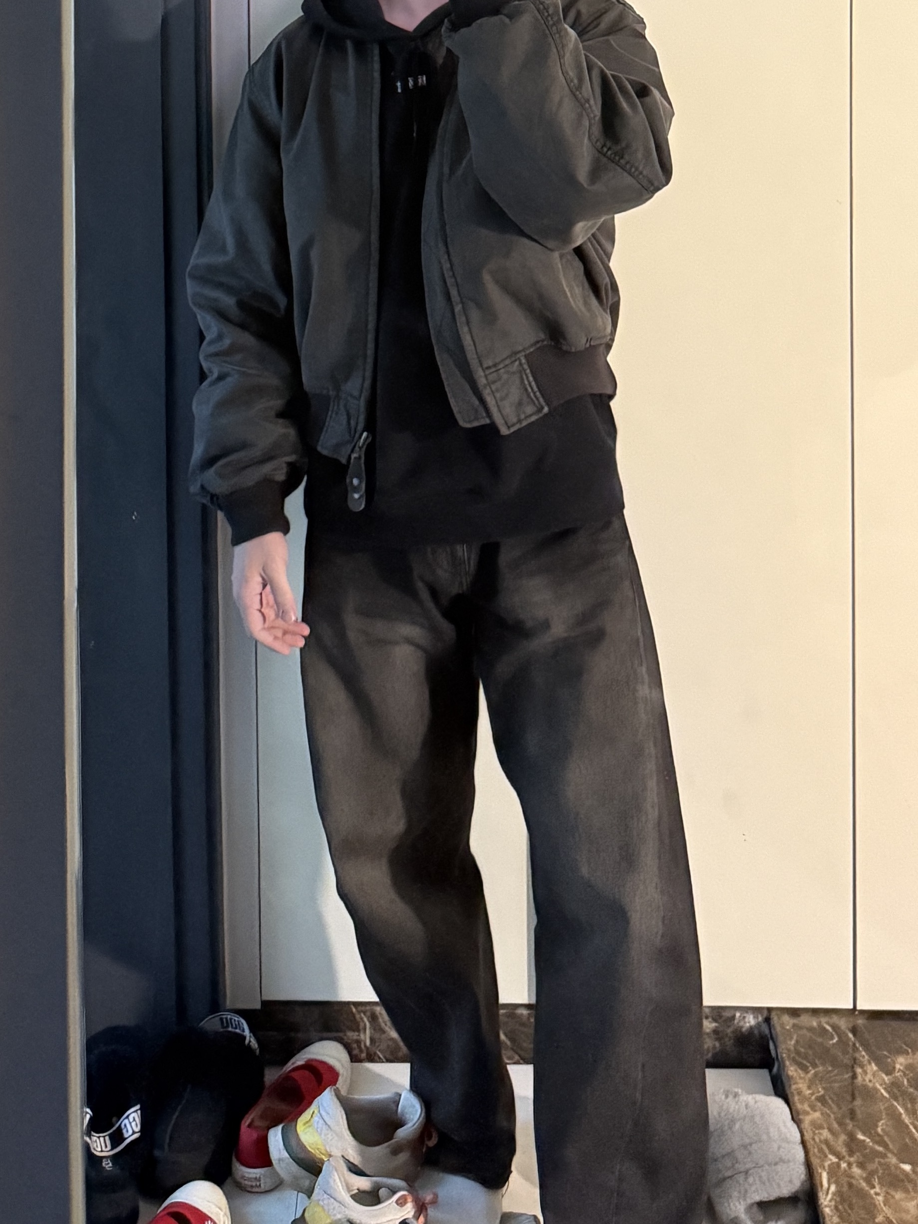 Off-White Newspaper Arrow Skate Hoodie Black White 착용 스타일