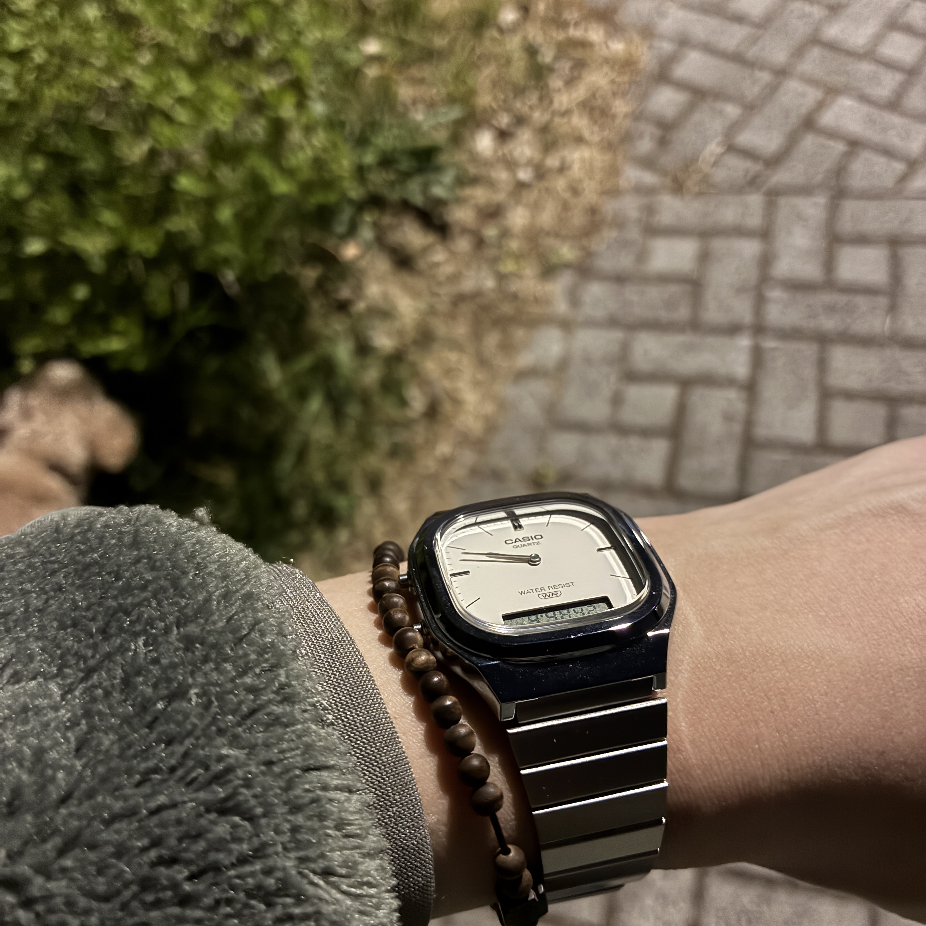 Casio AQ-240E-7A2 Silver 착용 스타일