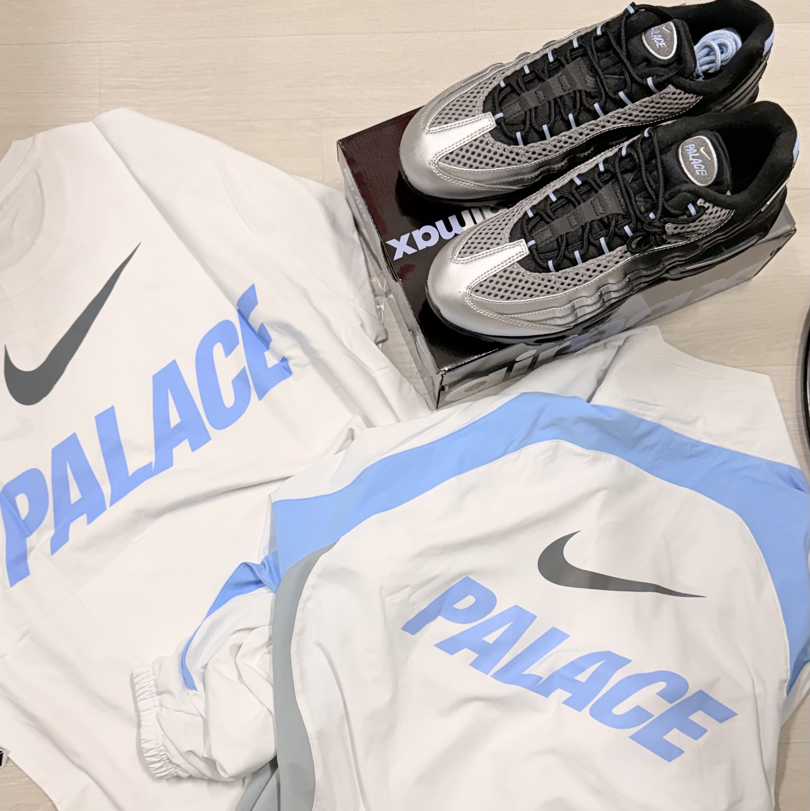 Nike x Palace Air Max 95 Metallic Silver Aluminum, Palace x Nike Font Swoosh T-Shirt White - 26SS 착용 스타일 - 1