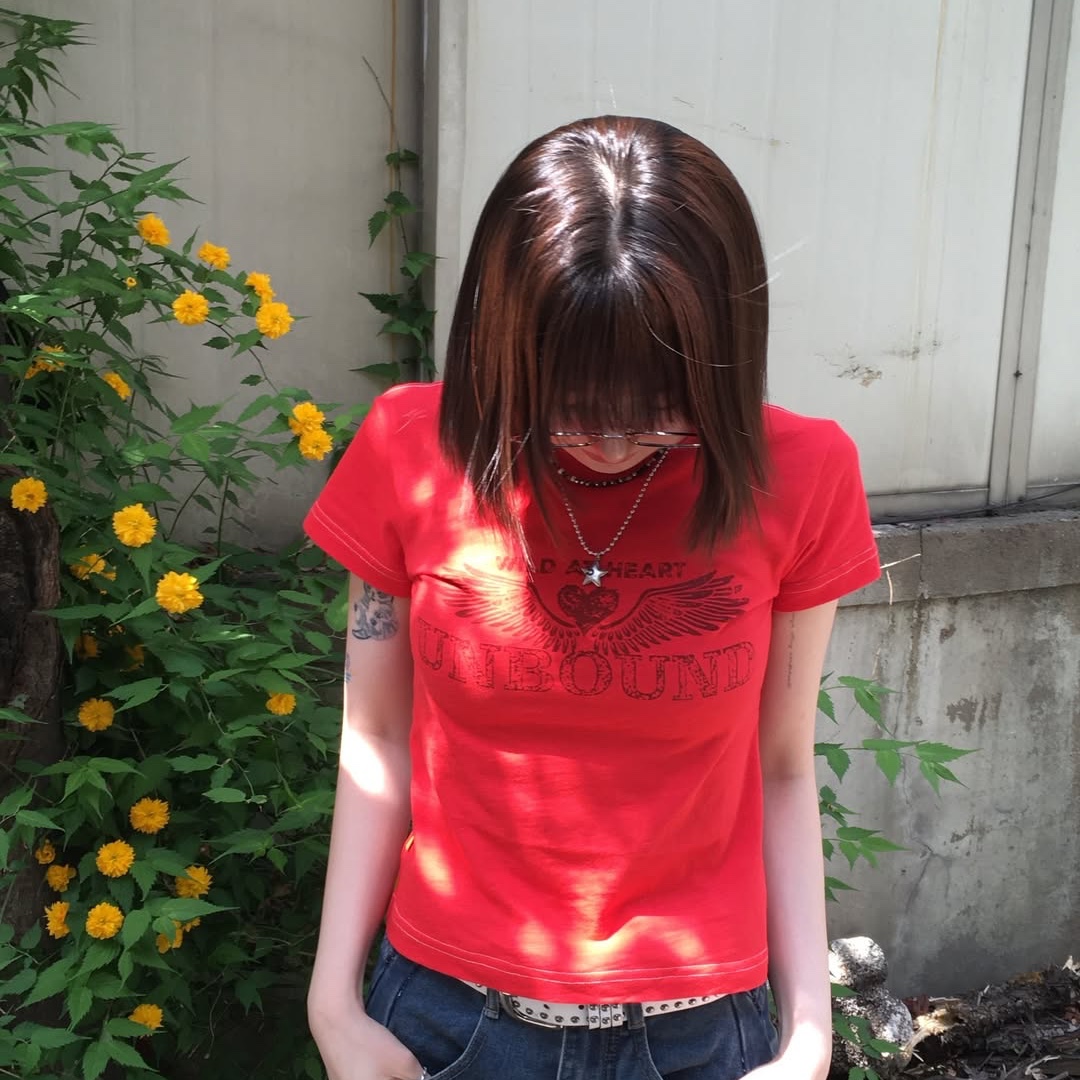 MAINBOOTH Heartwing T-shirt Red 착용 스타일 - 3