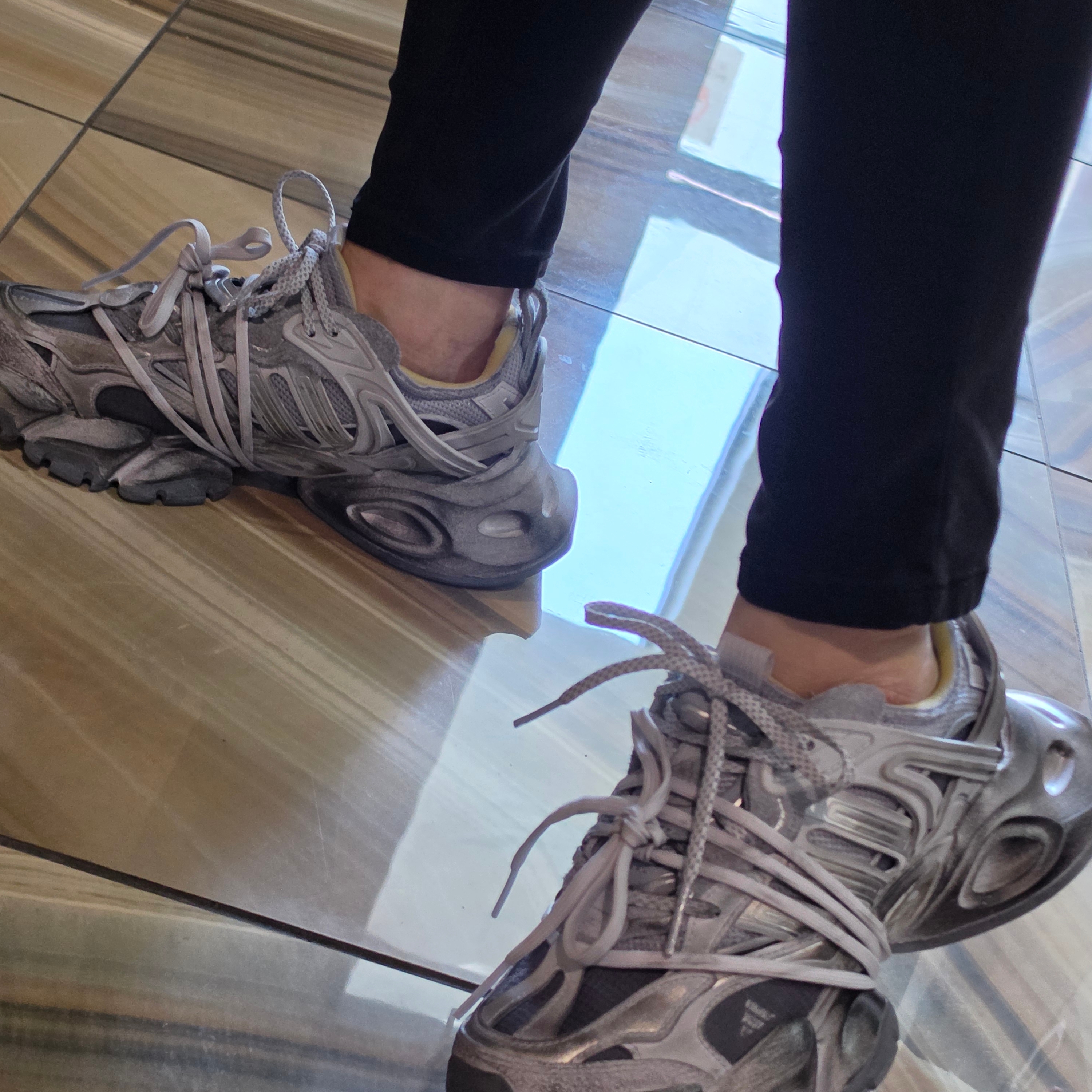 Adidas XLG Runner Deluxe Grey Silver Metallic 착용 스타일