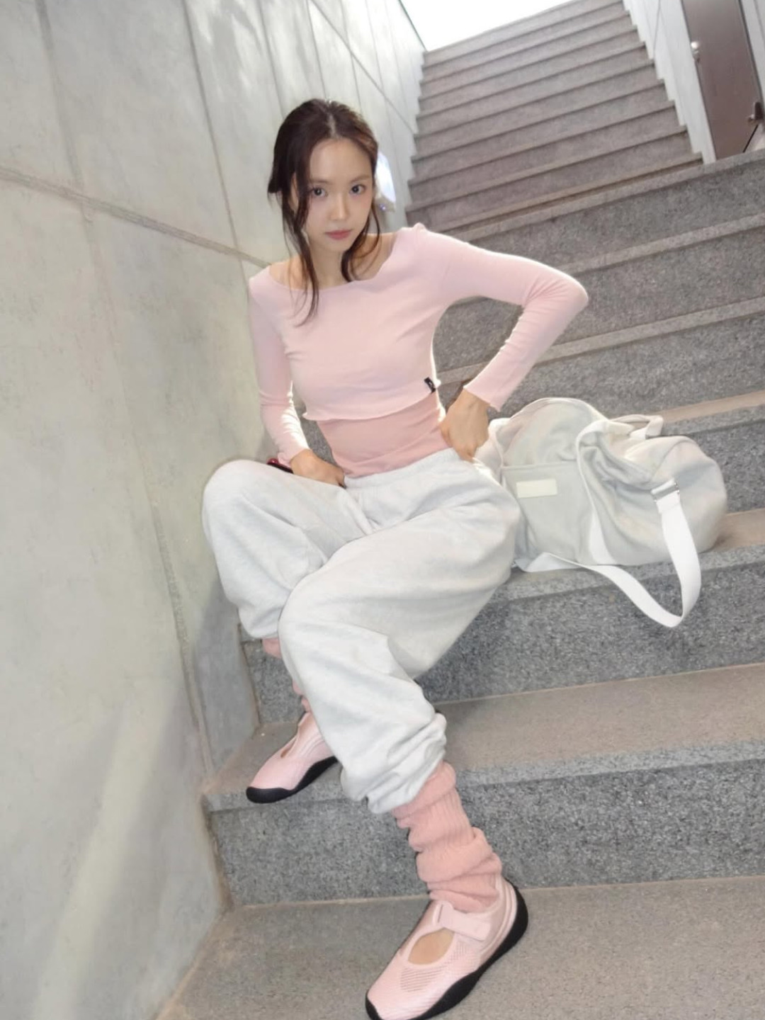 (W) Lacoste Low Mystere Sneakers Light Pink Black, (W) Repetto Logo Legwarmers Blush Pink 착용 스타일 - 4