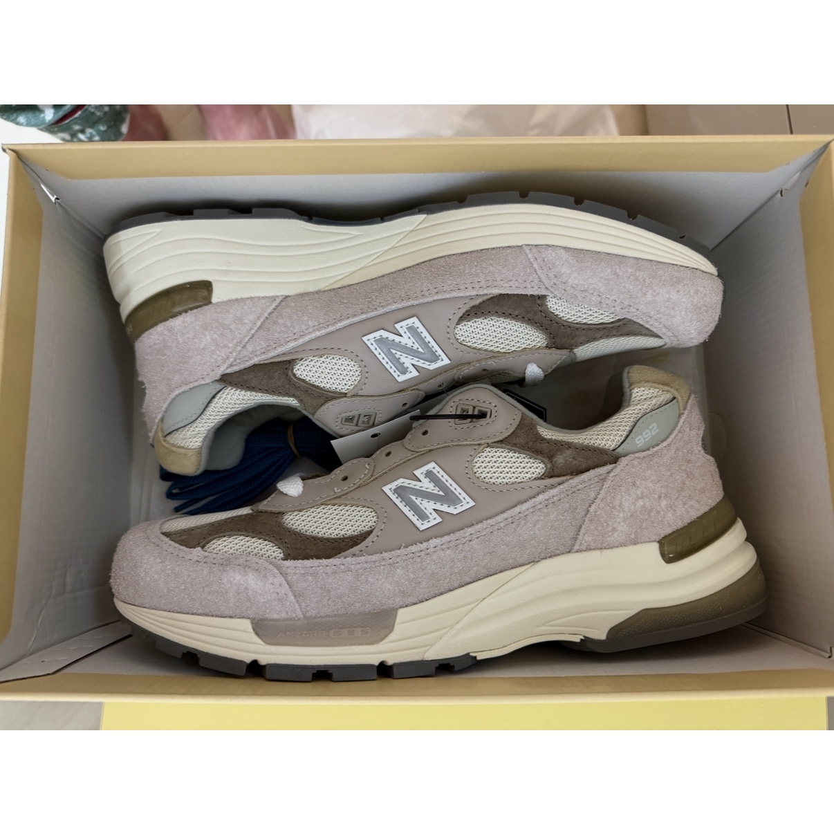New Balance 992 Made in USA Moonrock Mushroom 착용 스타일