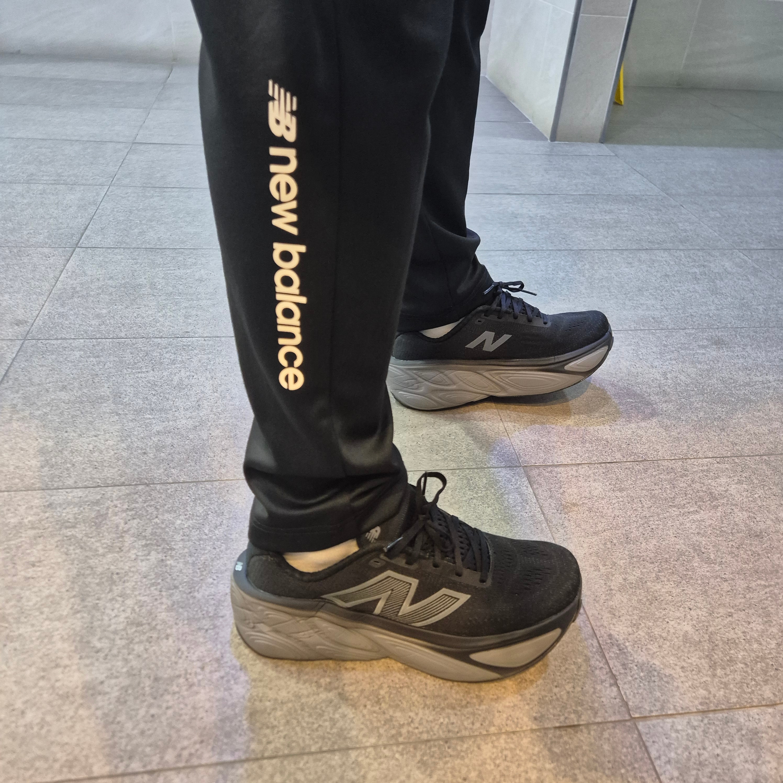 New Balance Fresh Foam X More v5 Black Silver Metallic - 2E Wide 착용 스타일 - 1