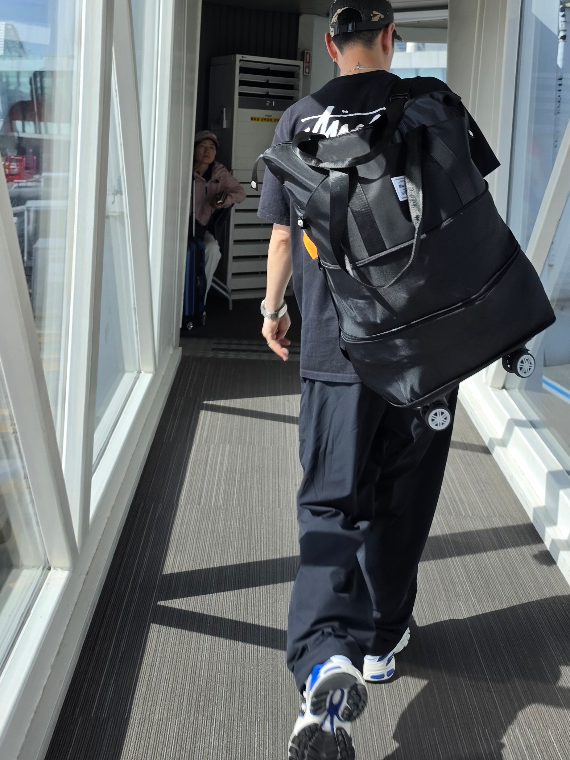 Adidas x Pharrell Williams Virginia Adistar Jellyfish Royal Blue Core Black, Stussy Diced Out T-Shirt Black 착용 스타일